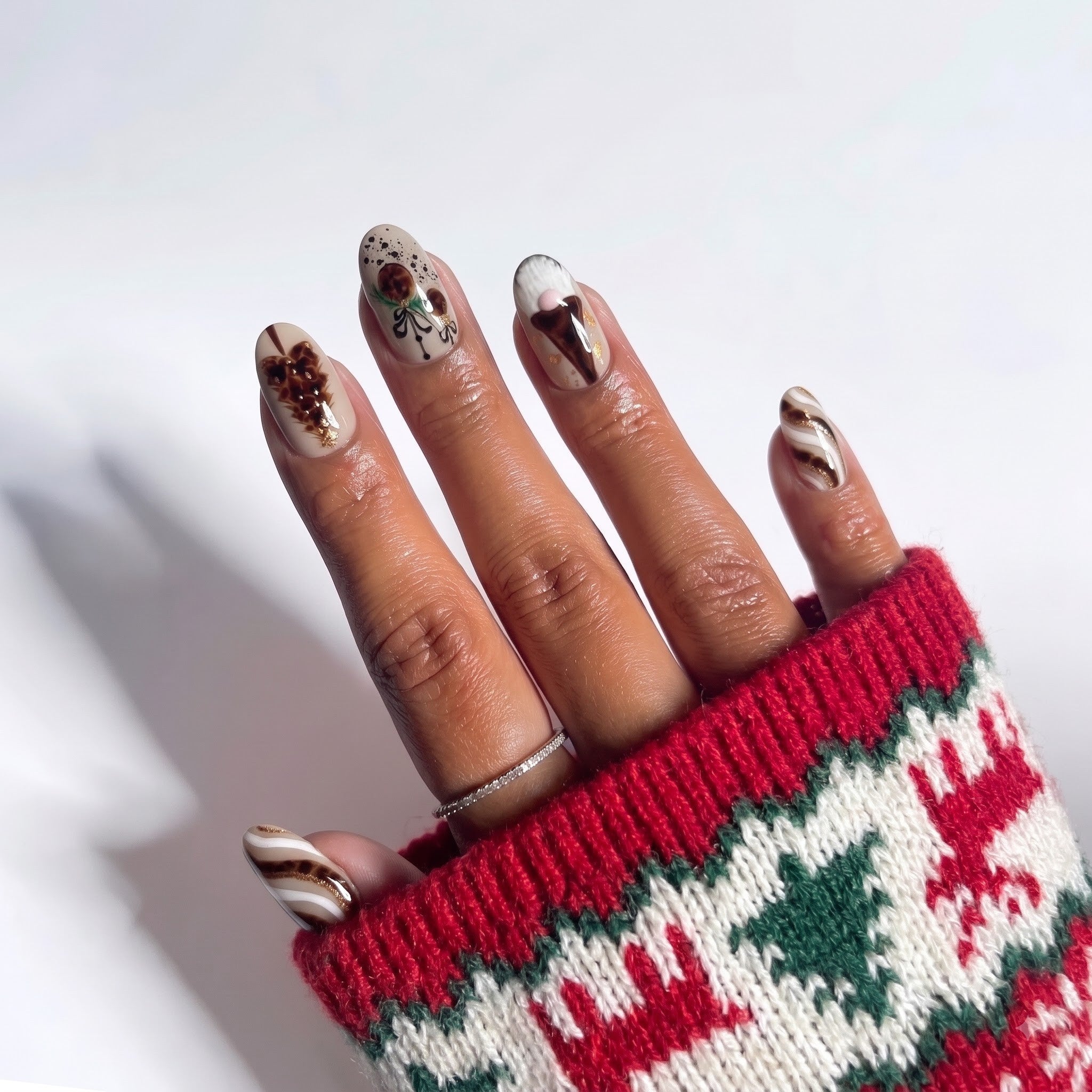 Tortoise Noel Christmas press-on nails - design view 5 by Handora Nails