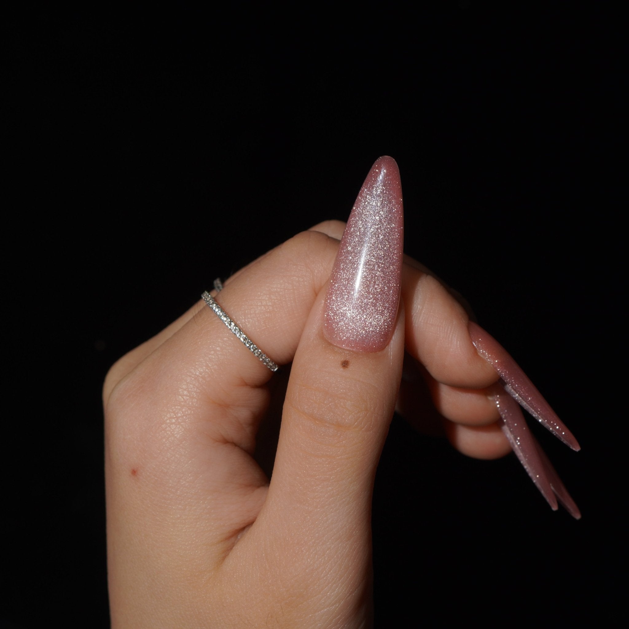 Bloomglow press-on nails – design close-up by Handora