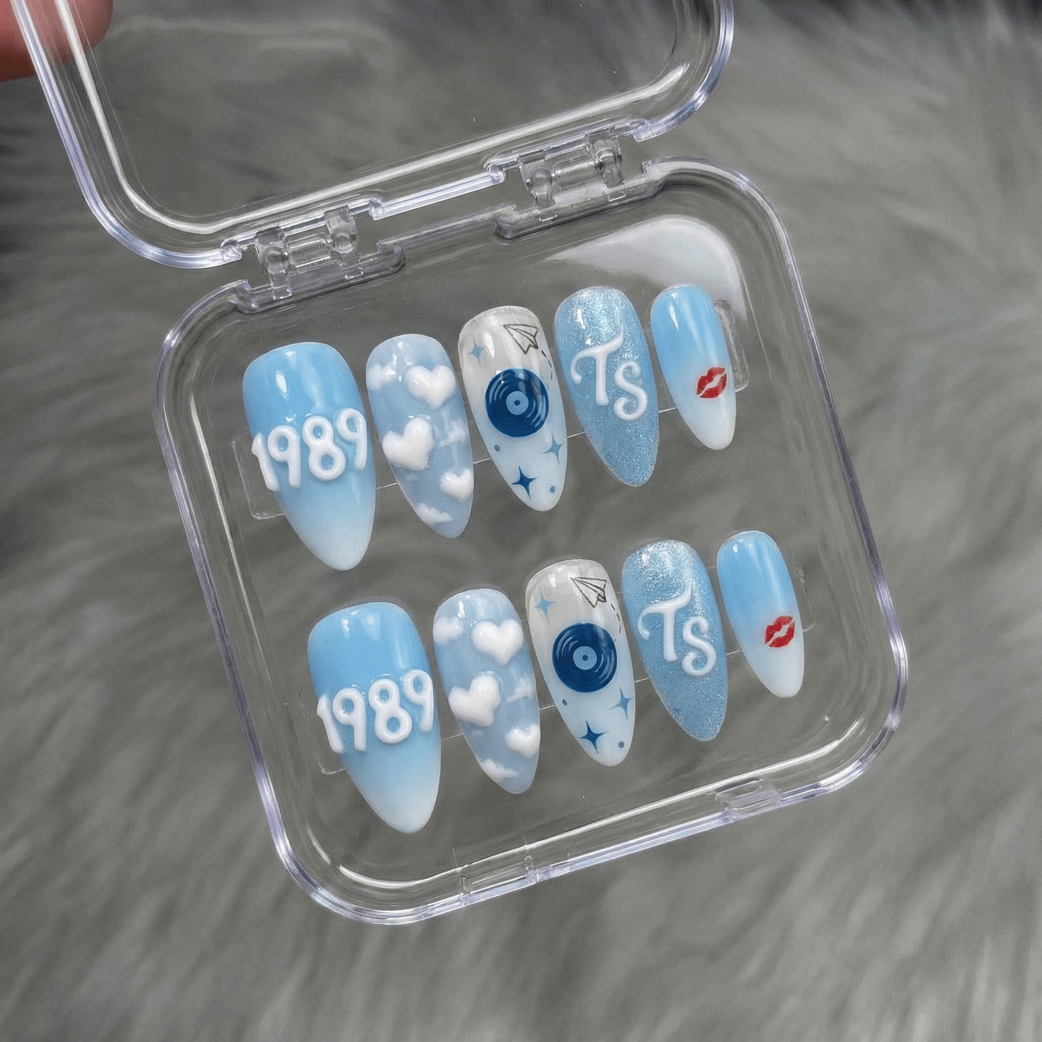 Blue City nail design – handmade press-on nails by Handora