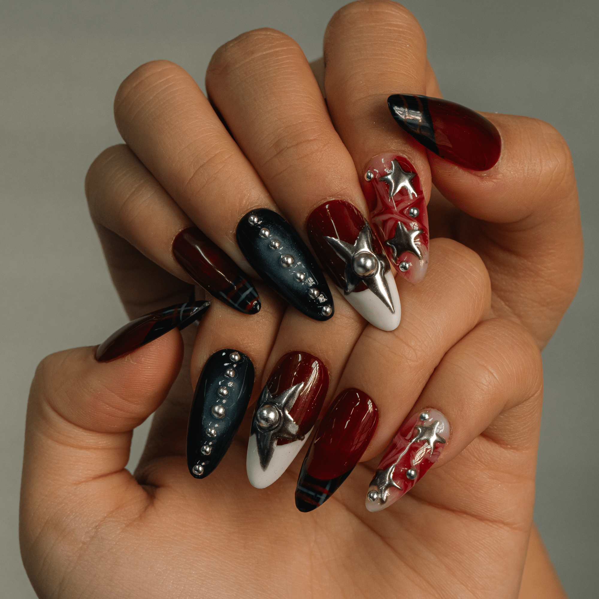 Crimson Star press-on nails – hand-painted reusable gel set by Handora