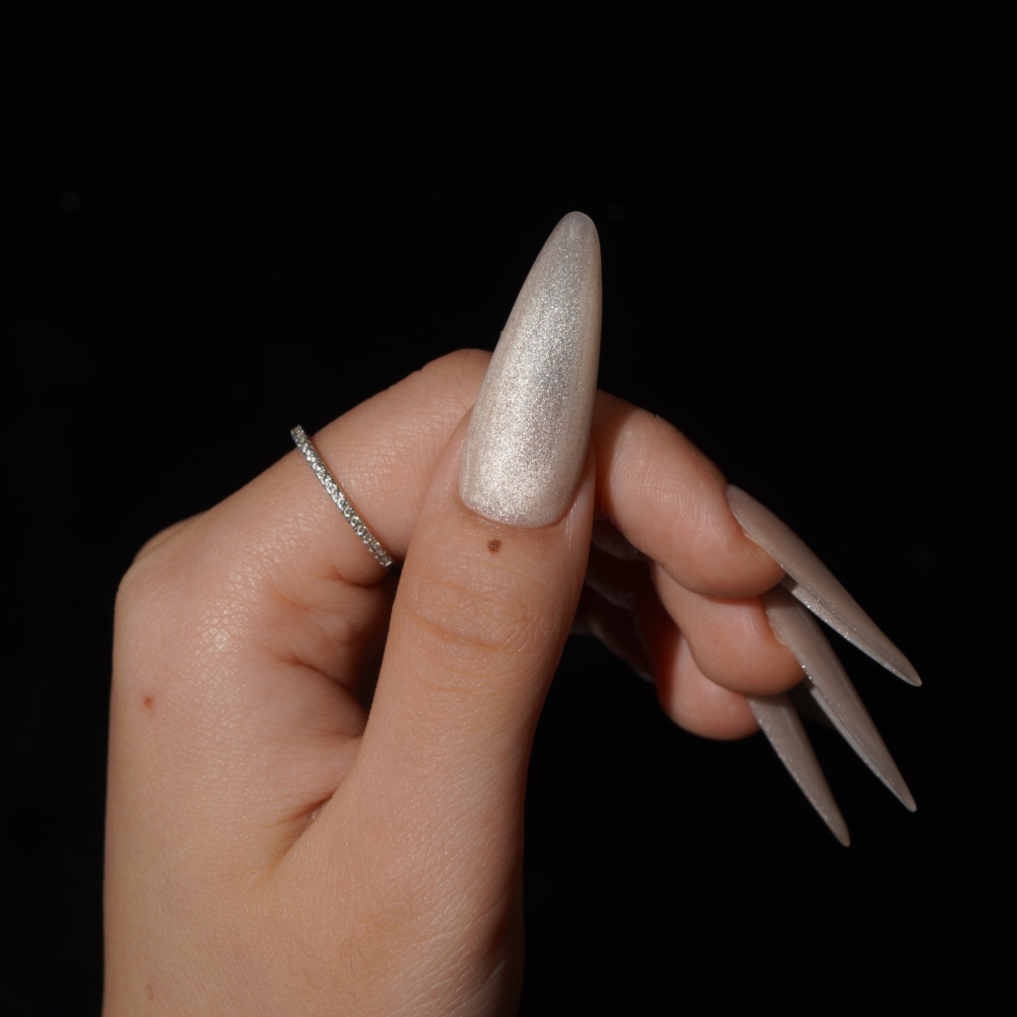 Dawnveil press-on nails – design close-up by Handora