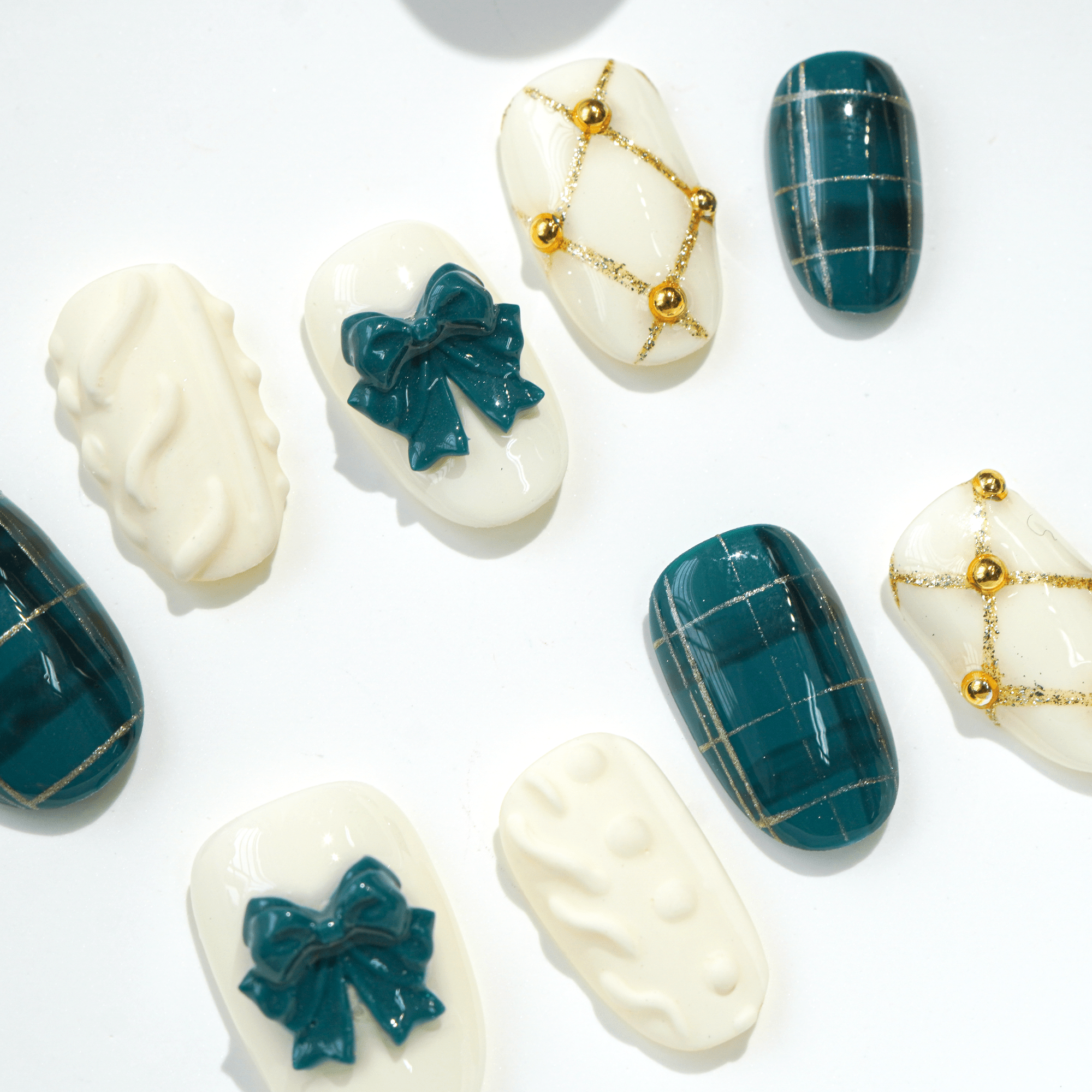 Emerald Gift press-on nails – hand-painted reusable gel set by Handora