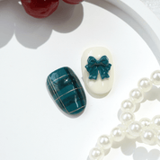 Emerald Gift oval press-on nails – design close-up by Handora