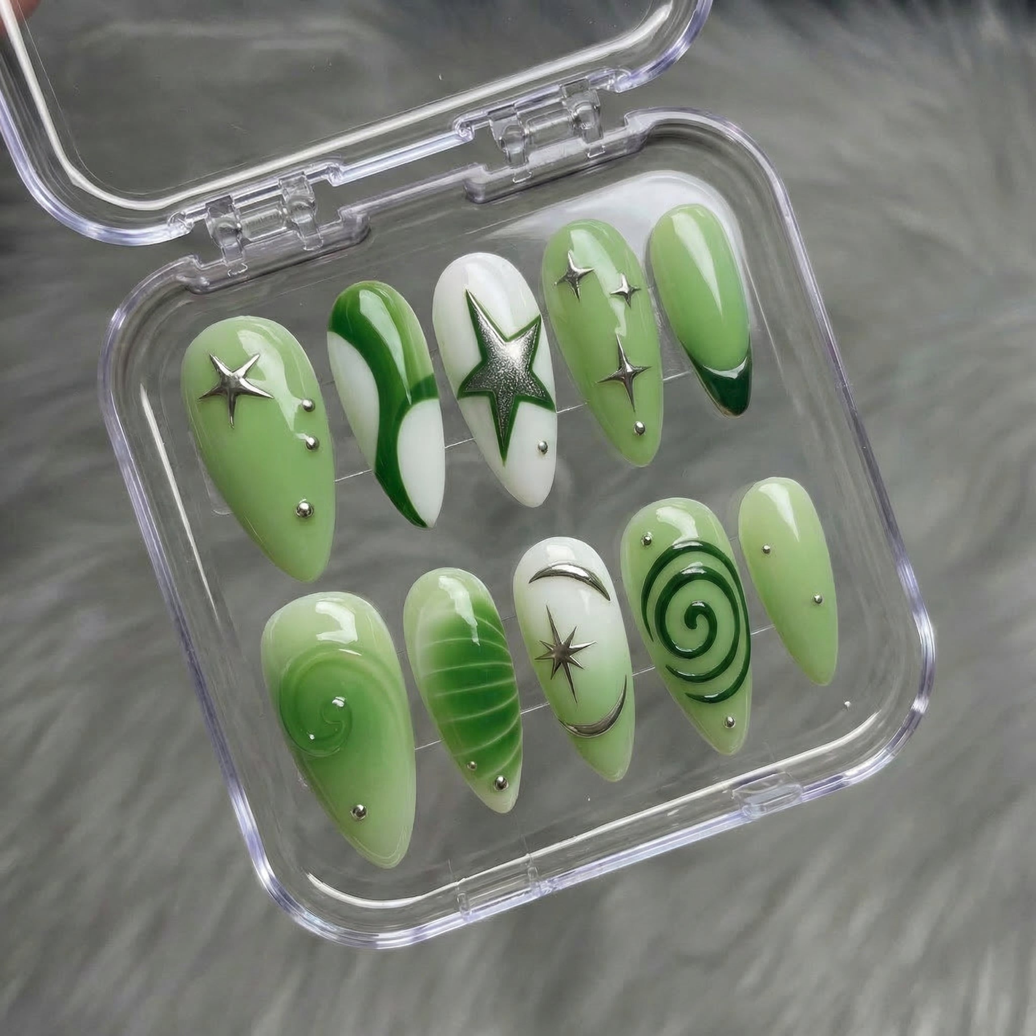 Emerald Star press-on nails – hand-painted reusable gel set by Handora