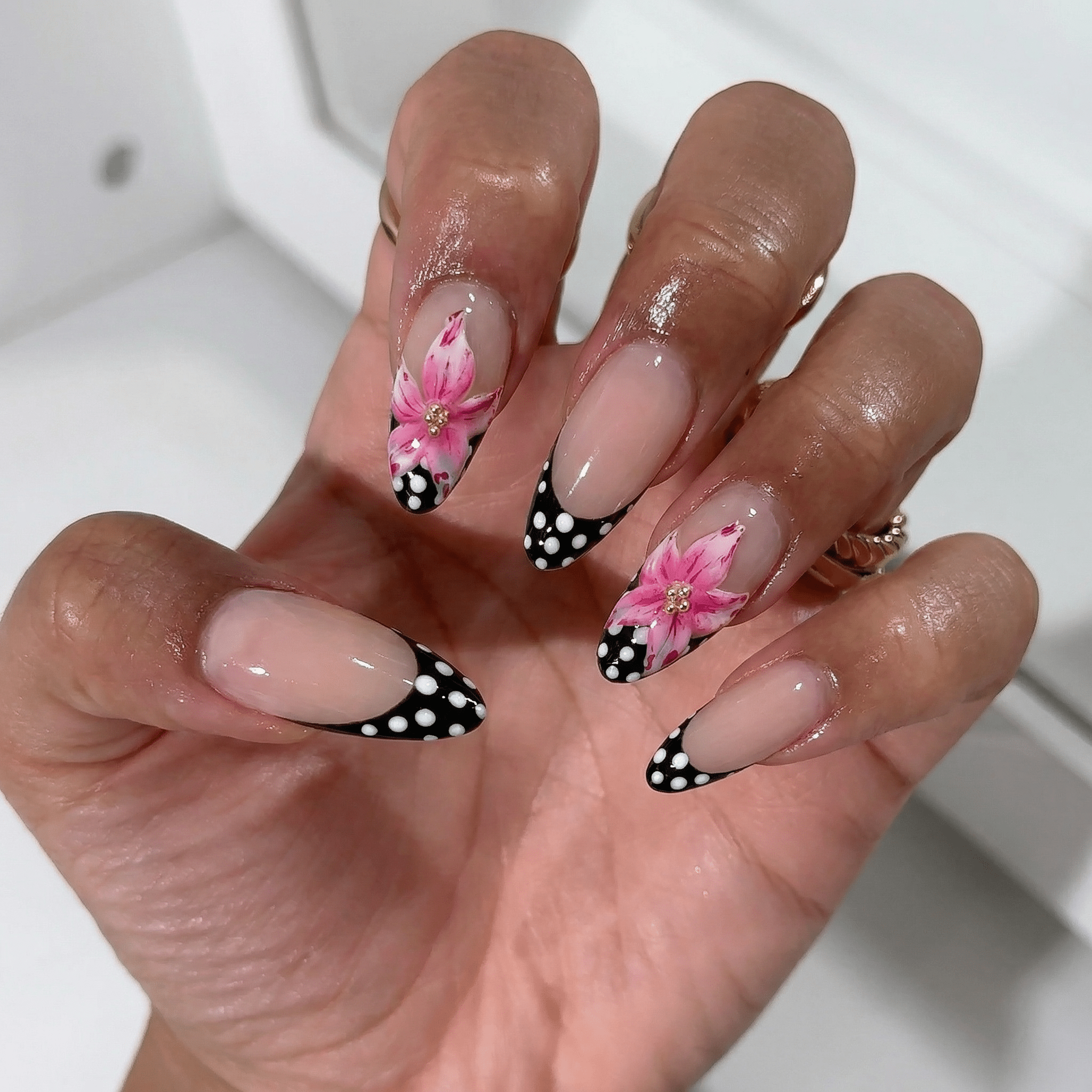 Floral Polka press-on nails – design close-up by Handora
