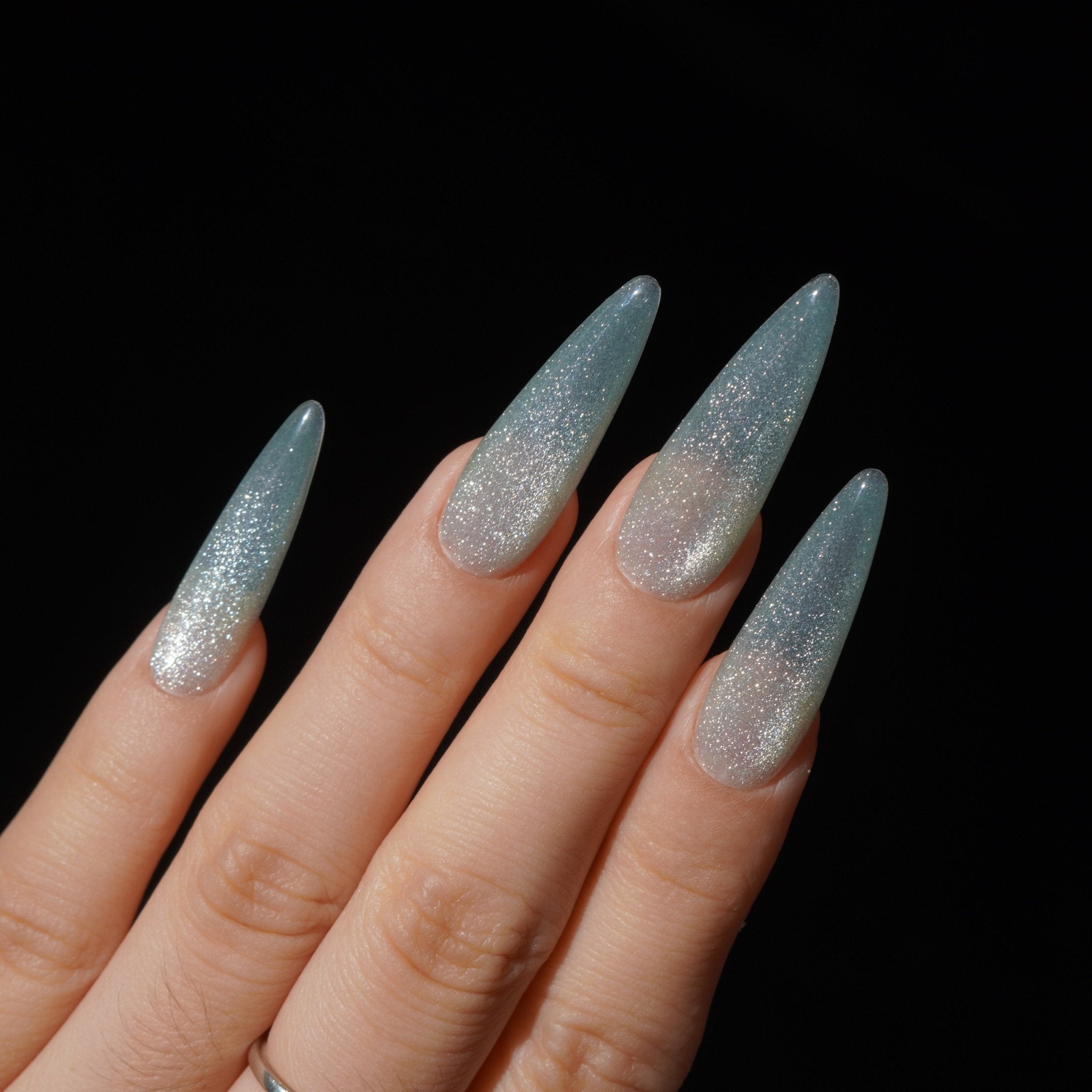 Frostbeam press-on nails – hand-painted reusable gel set by Handora