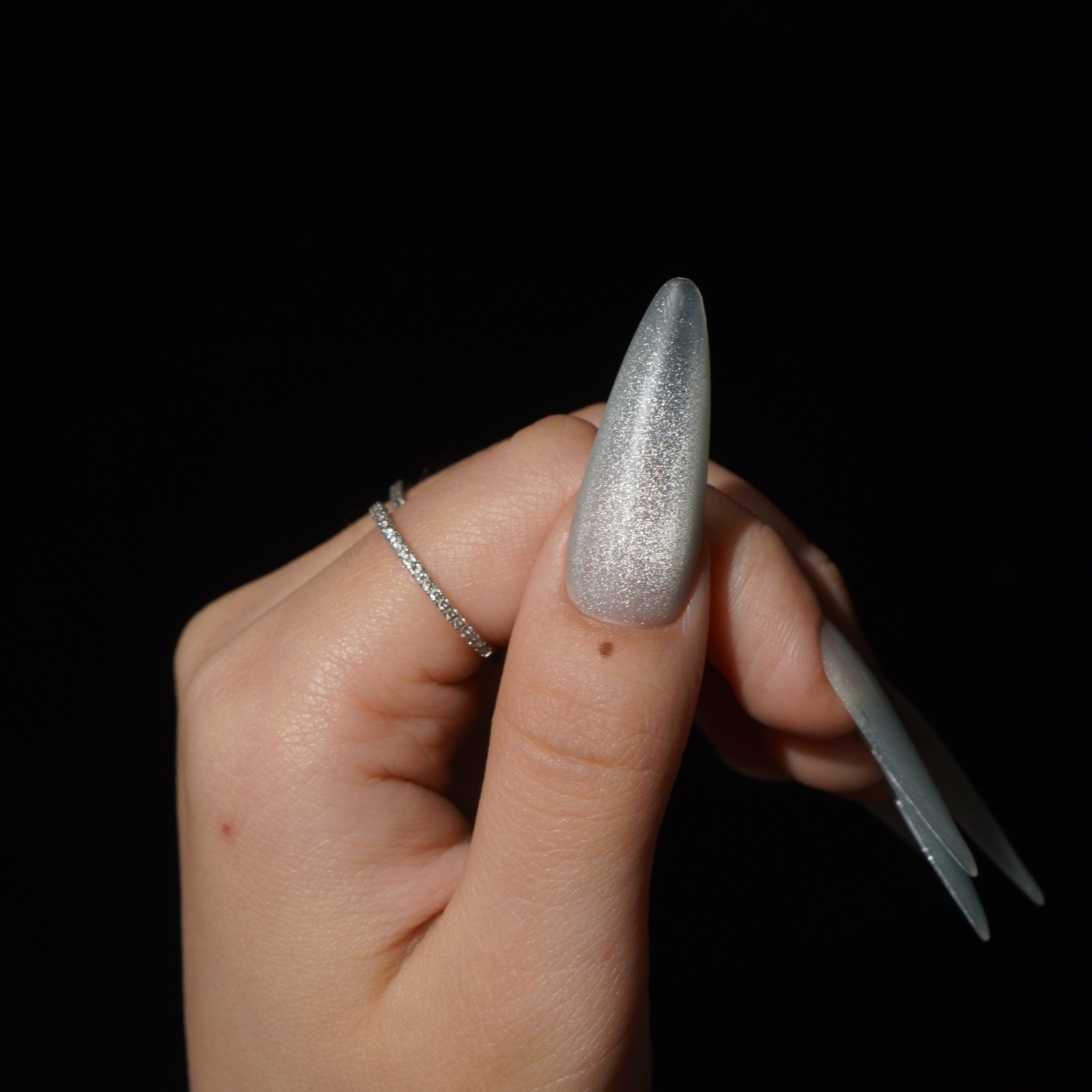 Frostveil press-on nails – design close-up by Handora