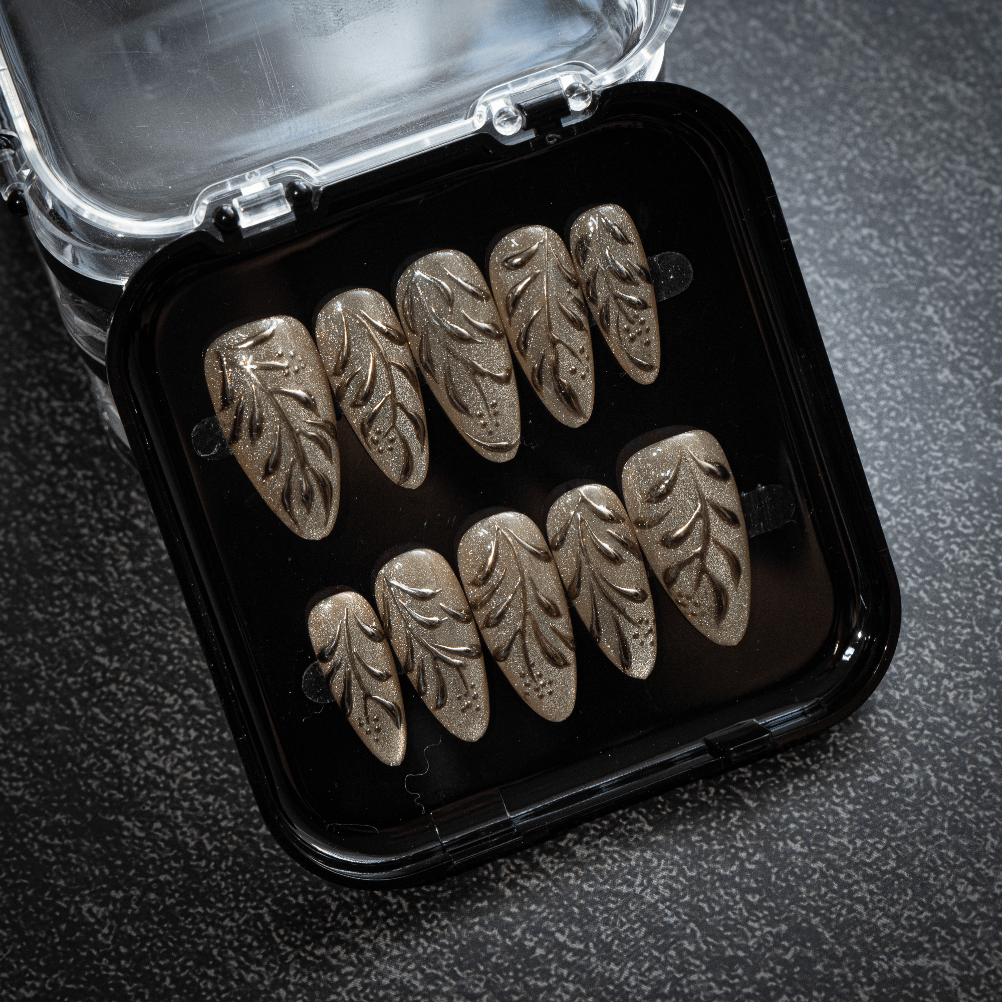 Gilded Foliage press-on nails by Handora