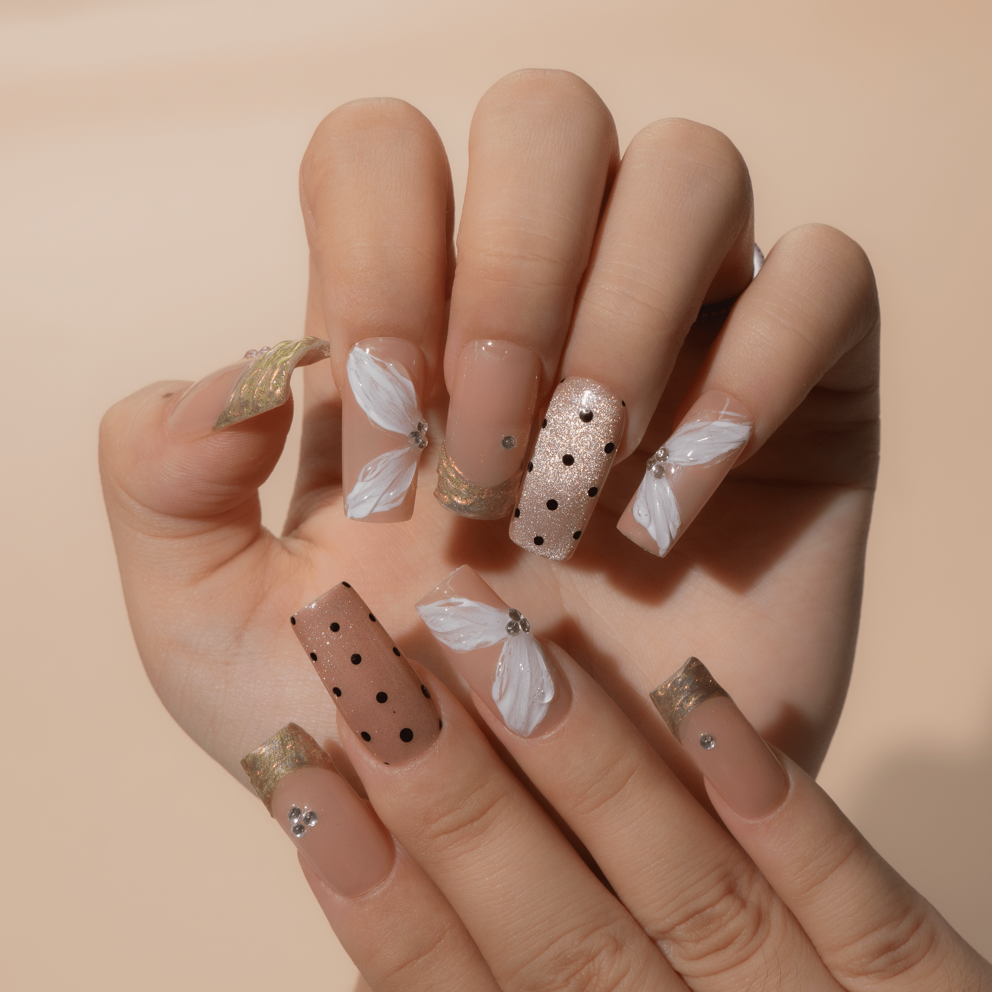 Gilded Petals floral nail design – handmade press-on nails by Handora