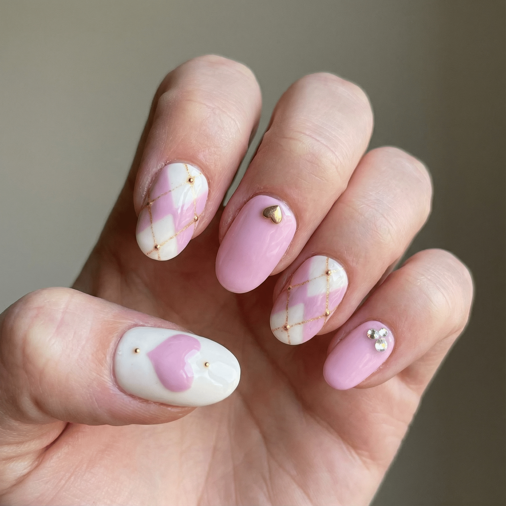 Golden Amour press-on nails – hand-painted reusable gel set by Handora