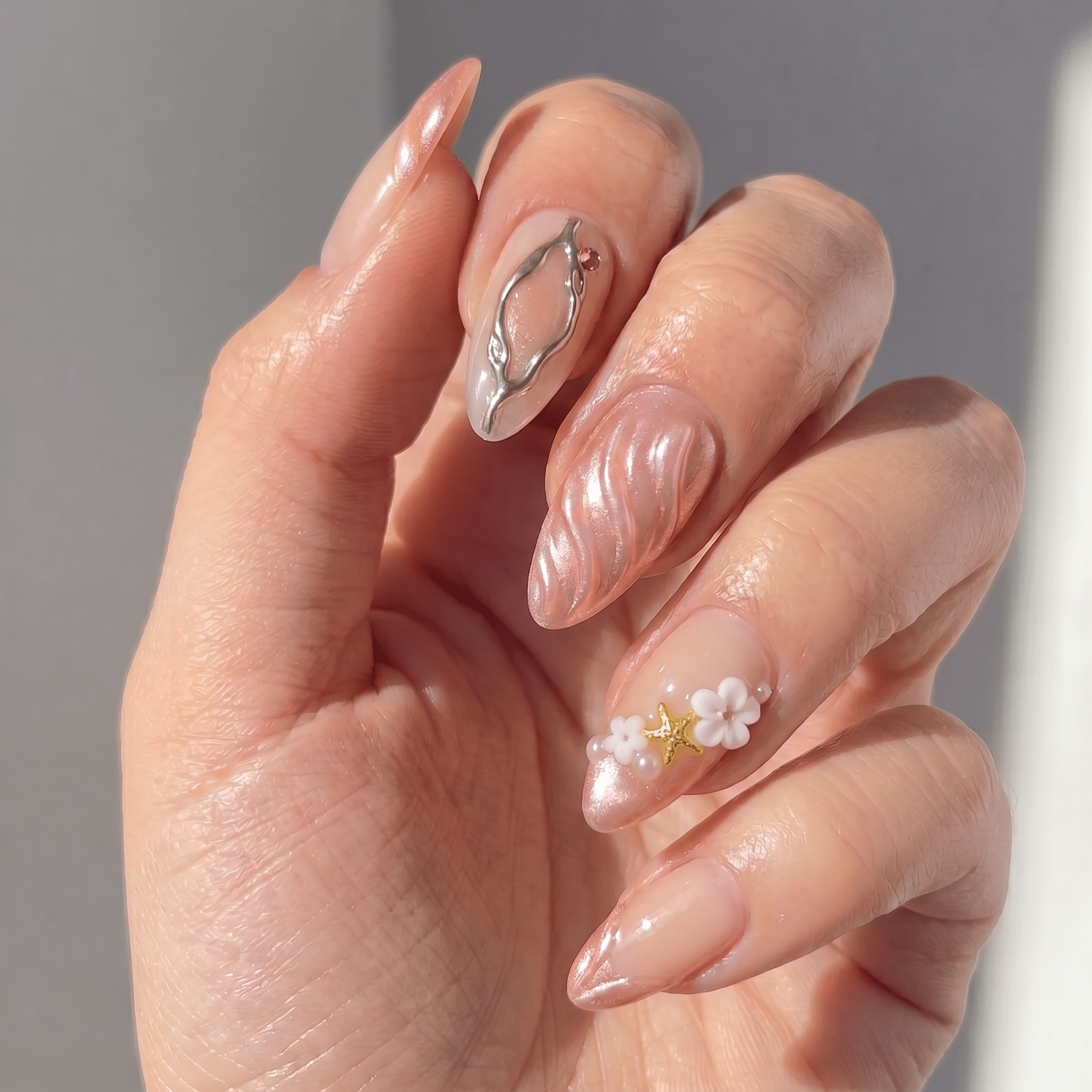 Golden Siren press-on nails – design close-up by Handora