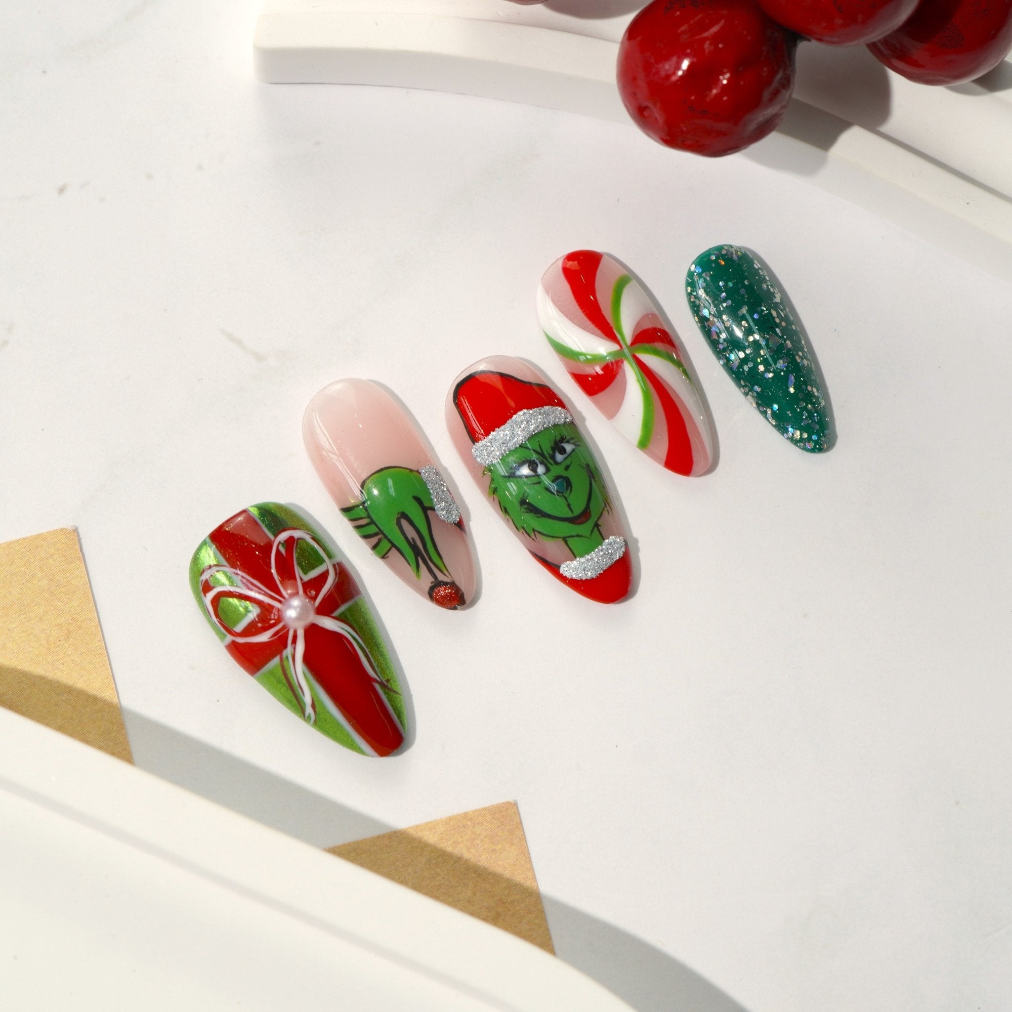 Green Xmas nail design – handmade press-on nails by Handora