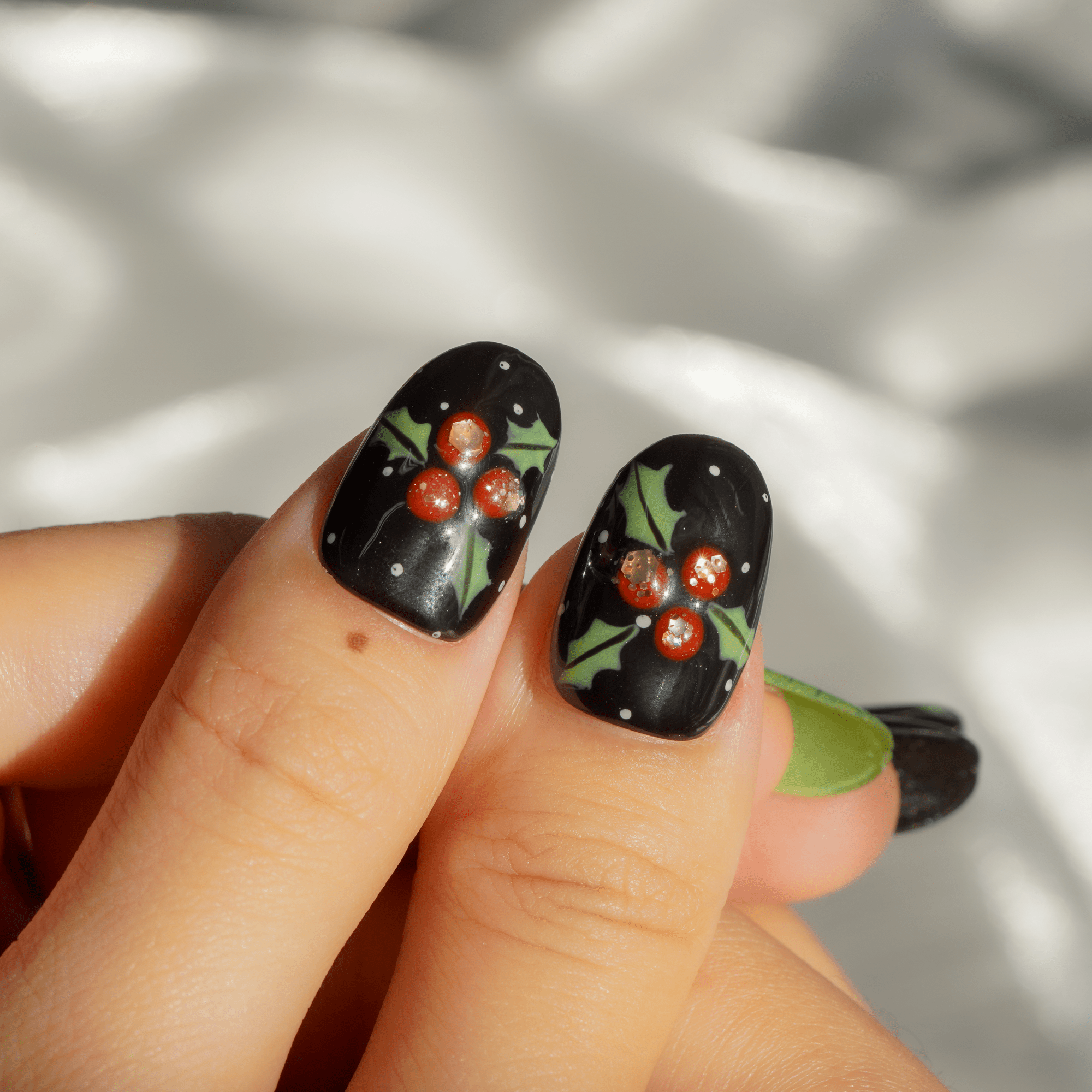 Grinchmas square press-on nails – design close-up by Handora