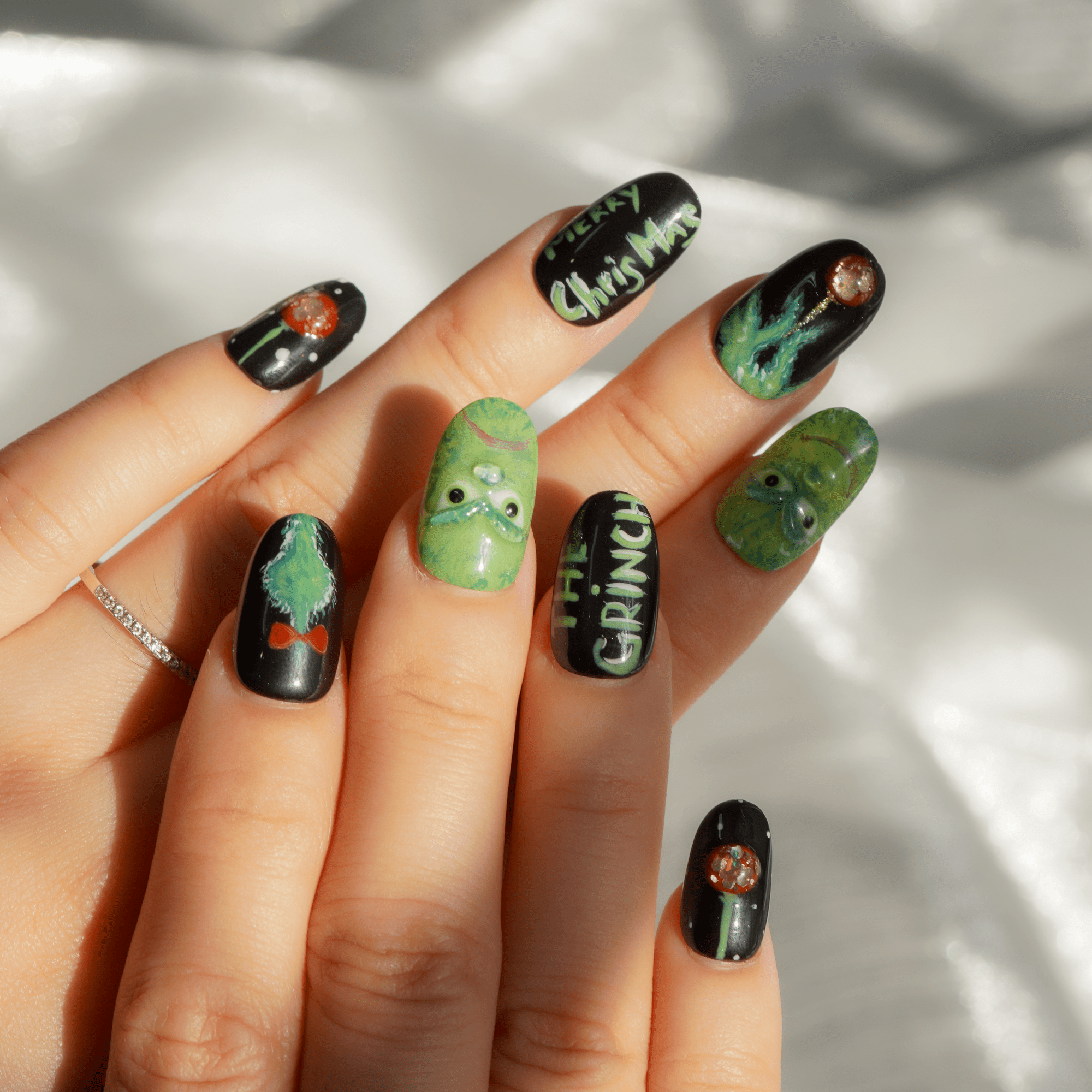 Grinchmas press-on nails by Handora