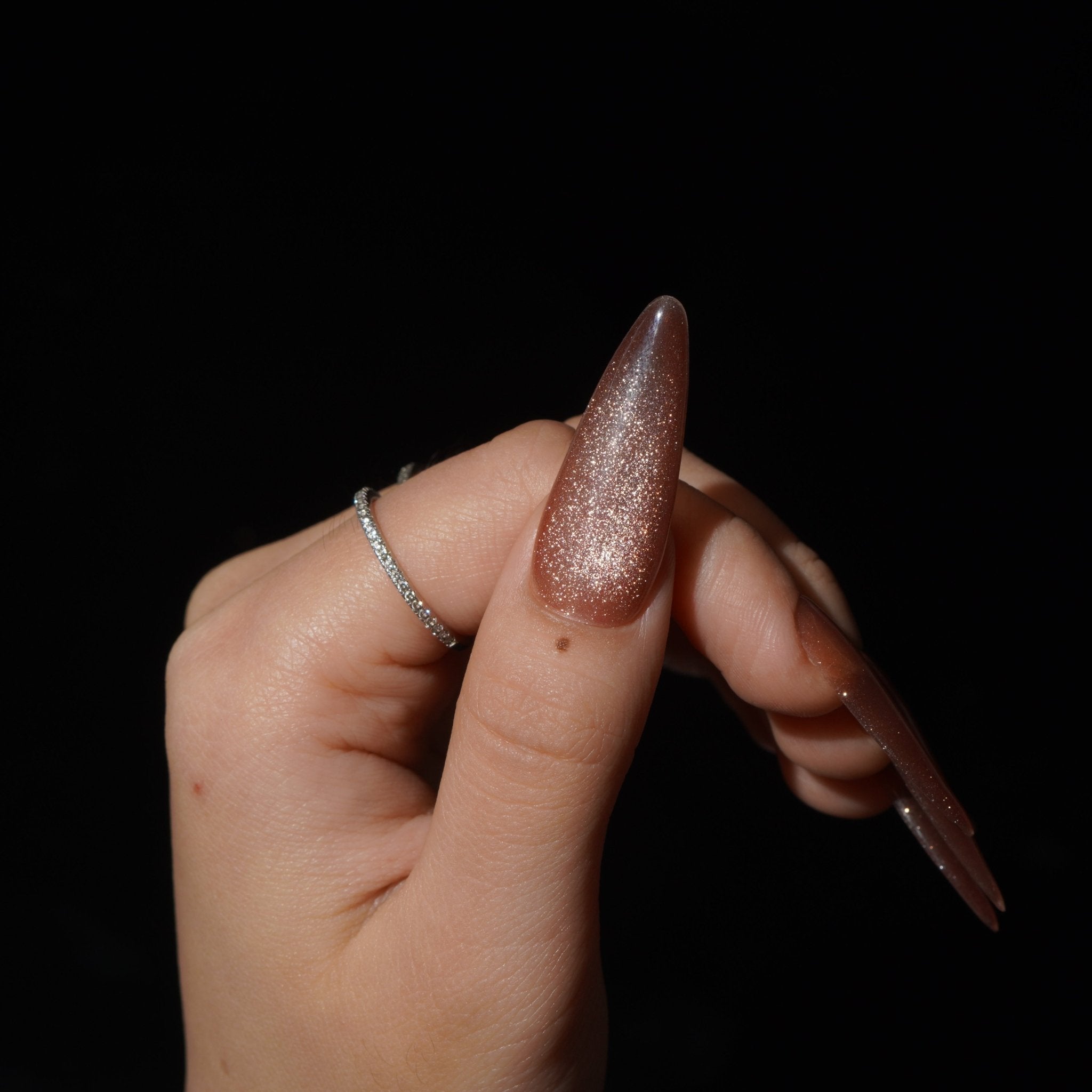 Latteglow press-on nails – design close-up by Handora