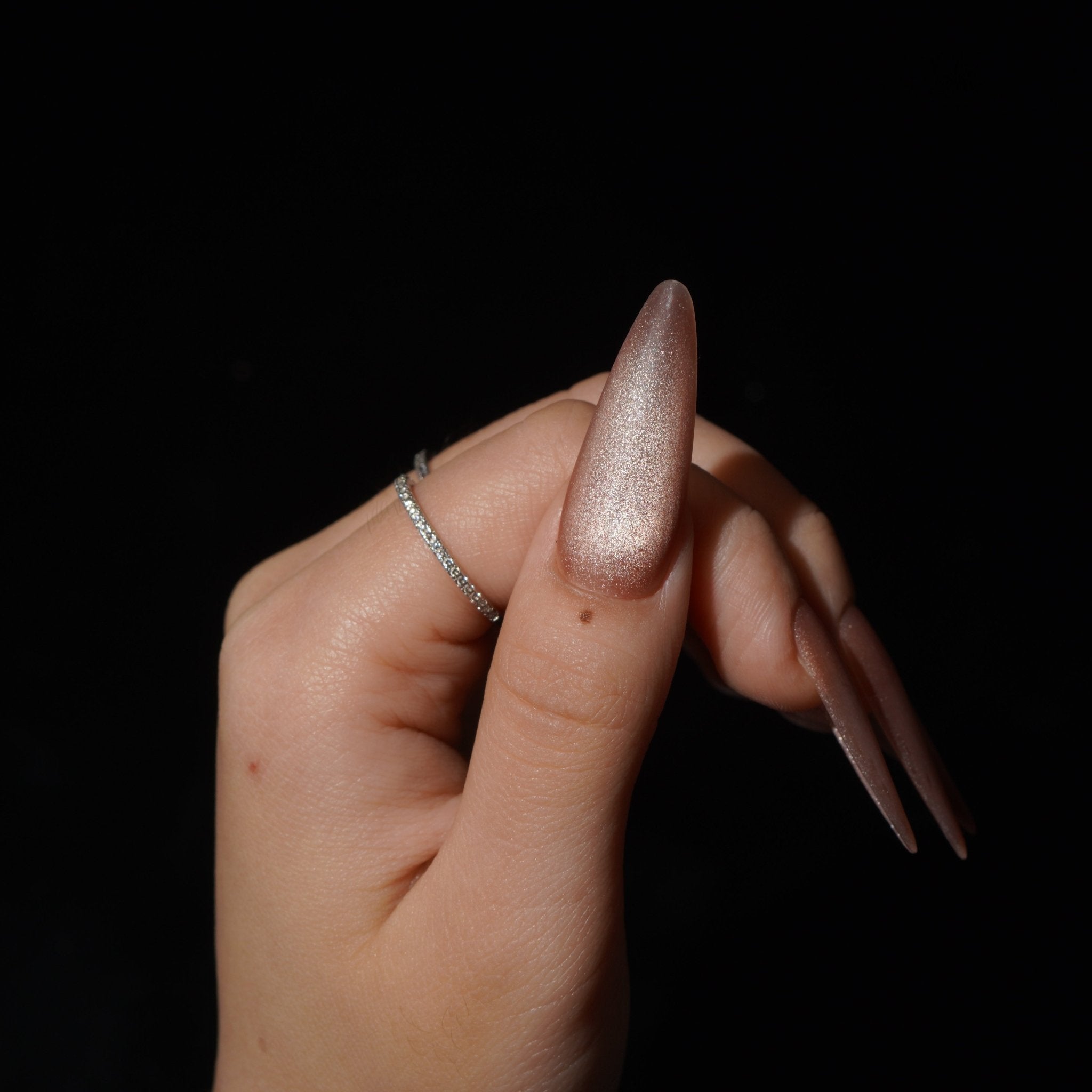 Latteveil press-on nails – design close-up by Handora