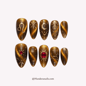 Leo Royal press-on nails – design close-up by Handora