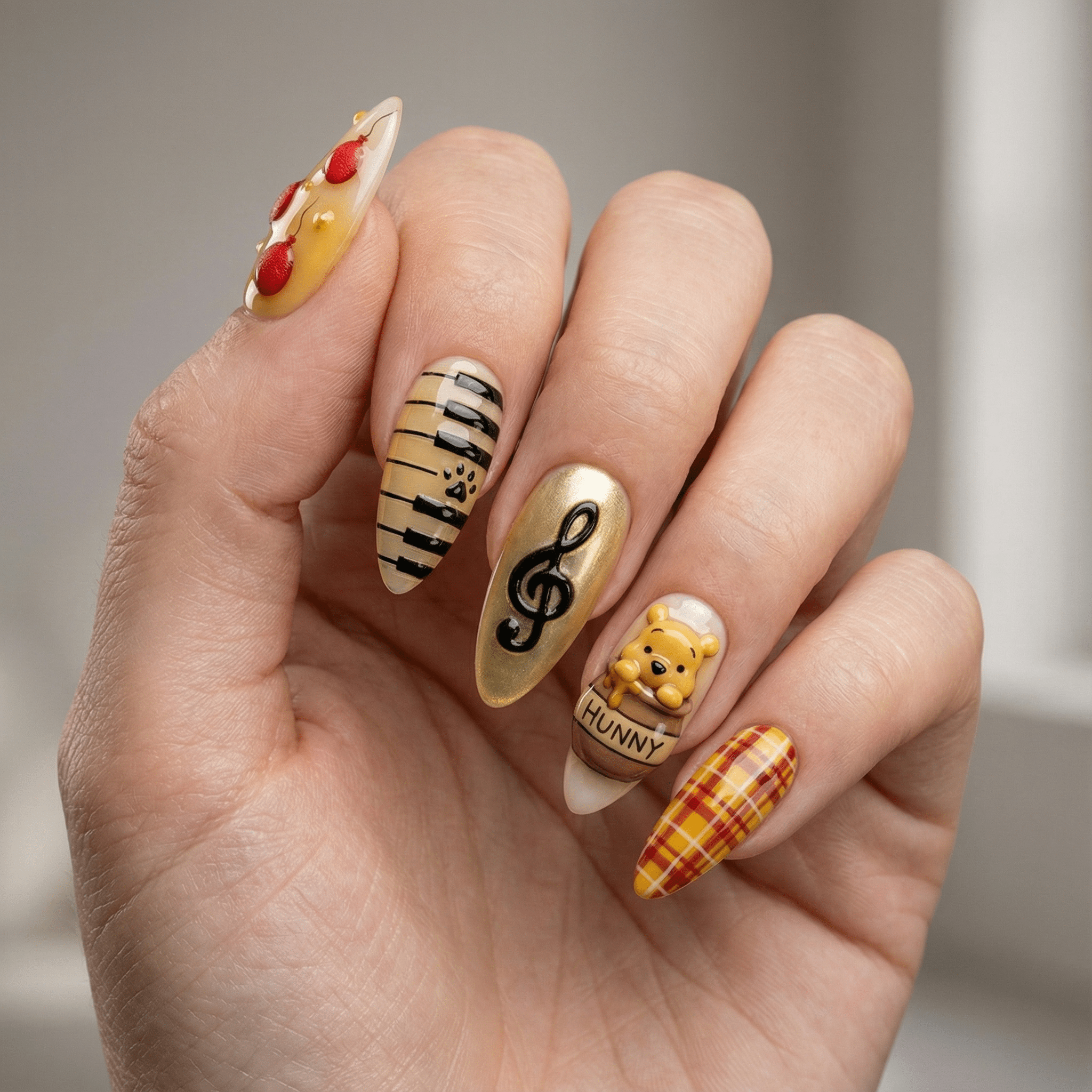 Melody Honey press-on nails – hand-painted reusable gel set by Handora