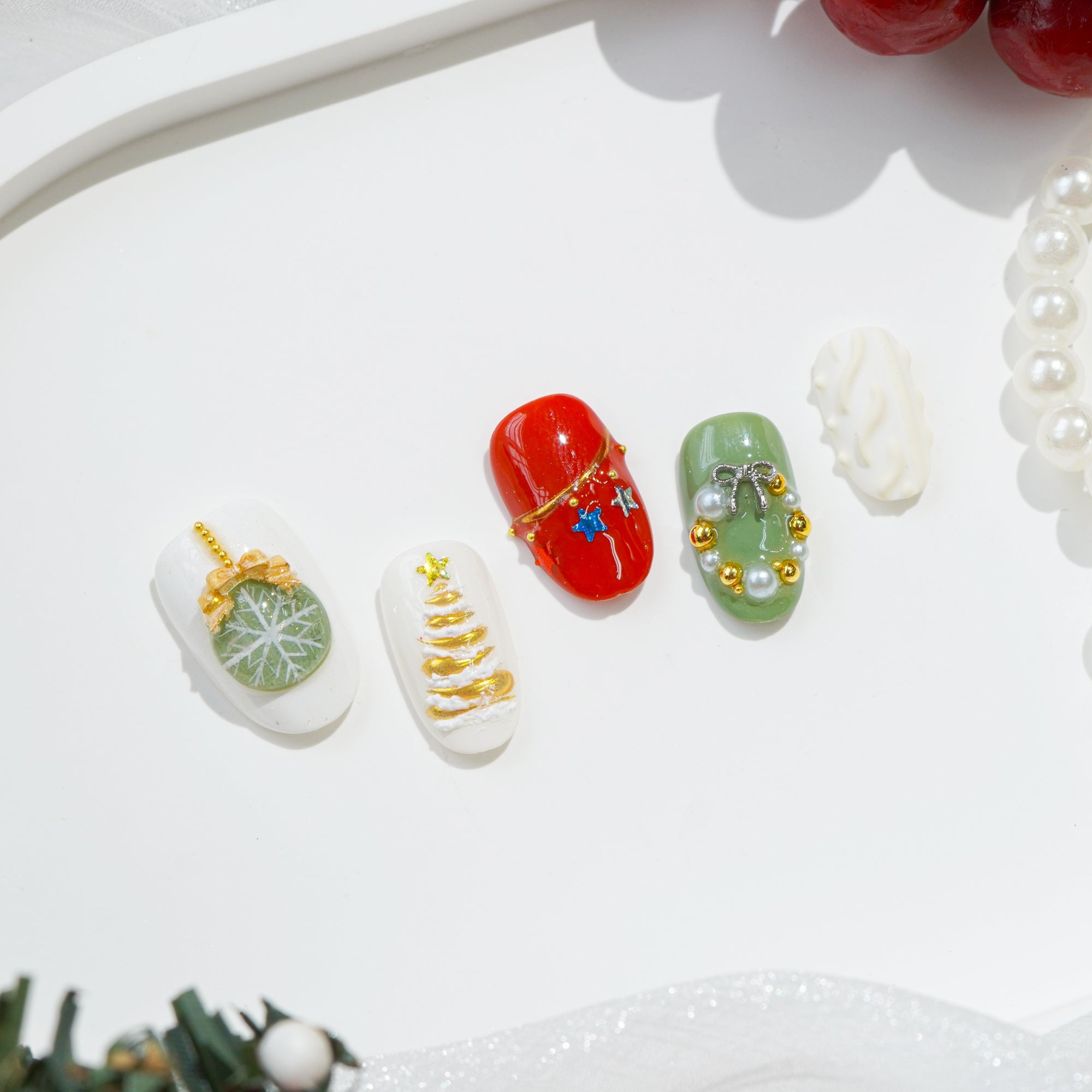 Mistletoe Magic press-on nails – hand-painted reusable gel set by Handora