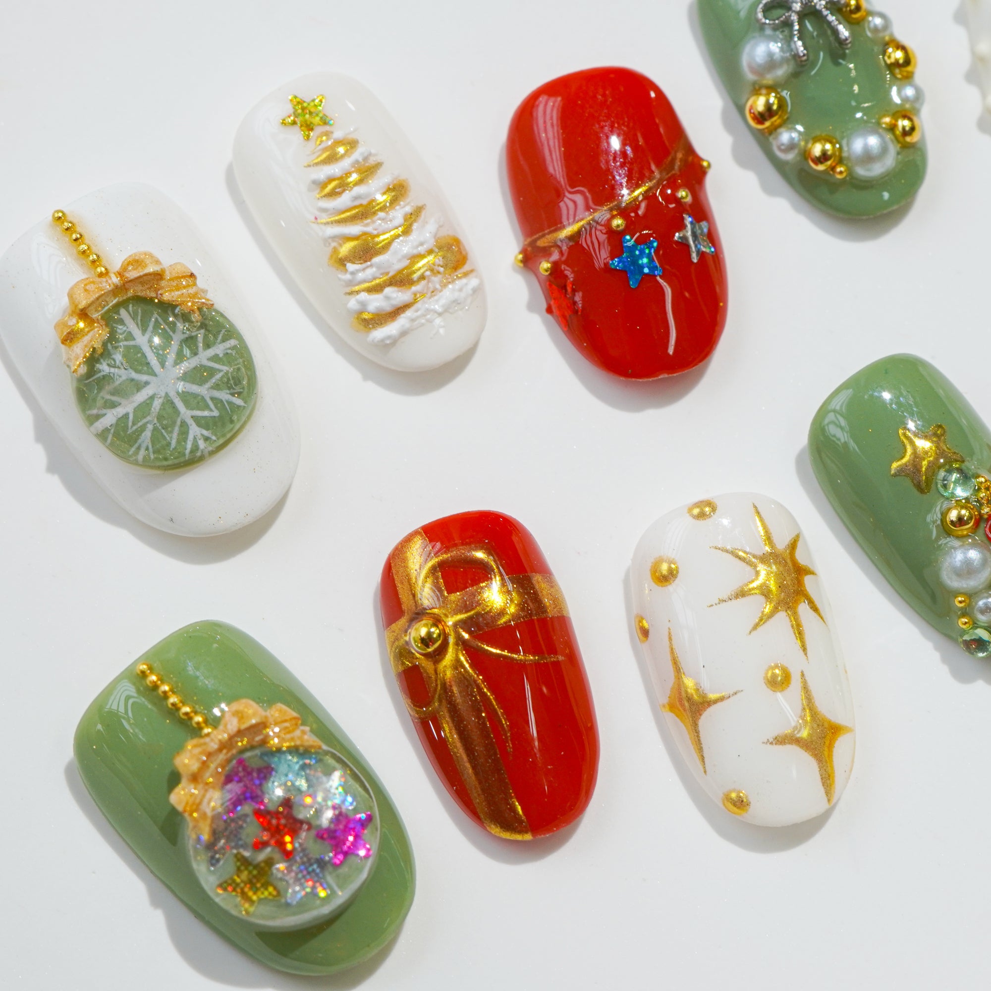Mistletoe Magic press-on nails by Handora