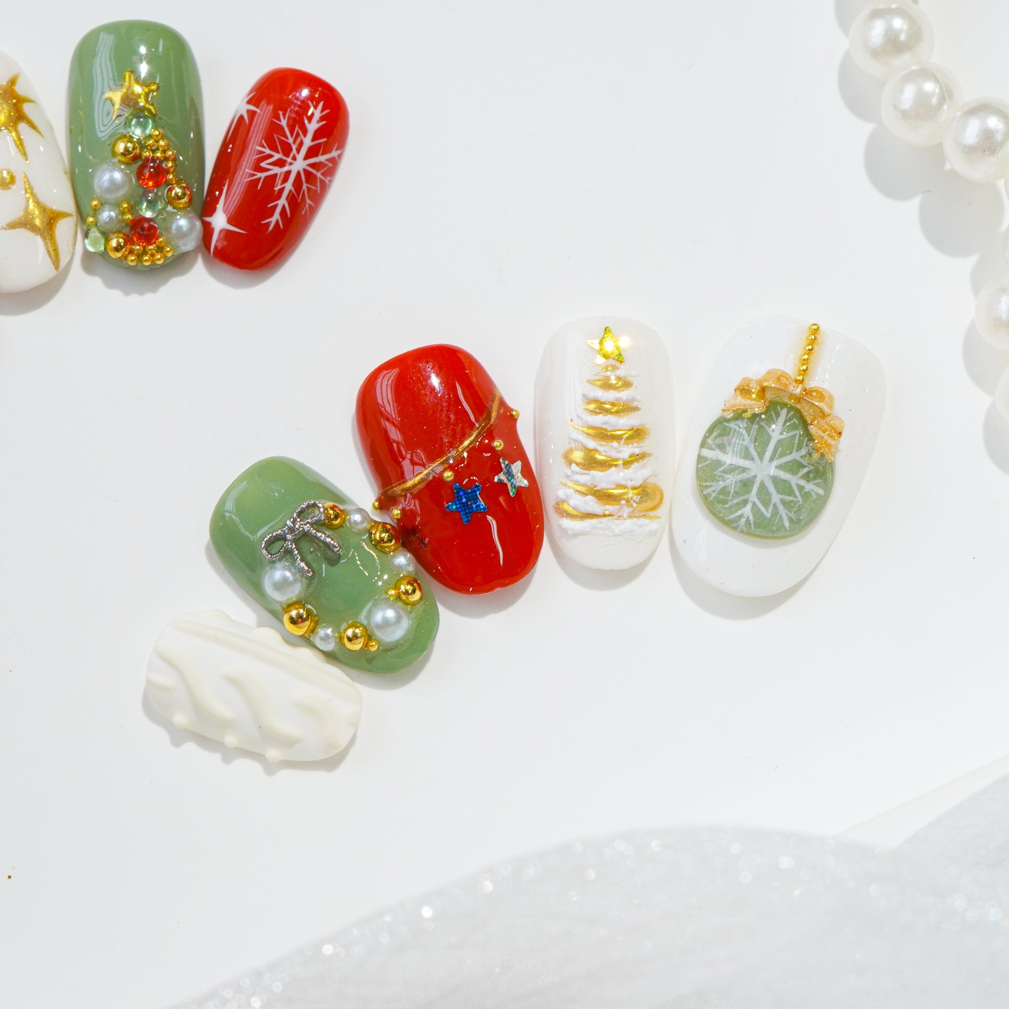 Mistletoe Magic salon-quality handmade press-on nails by Handora