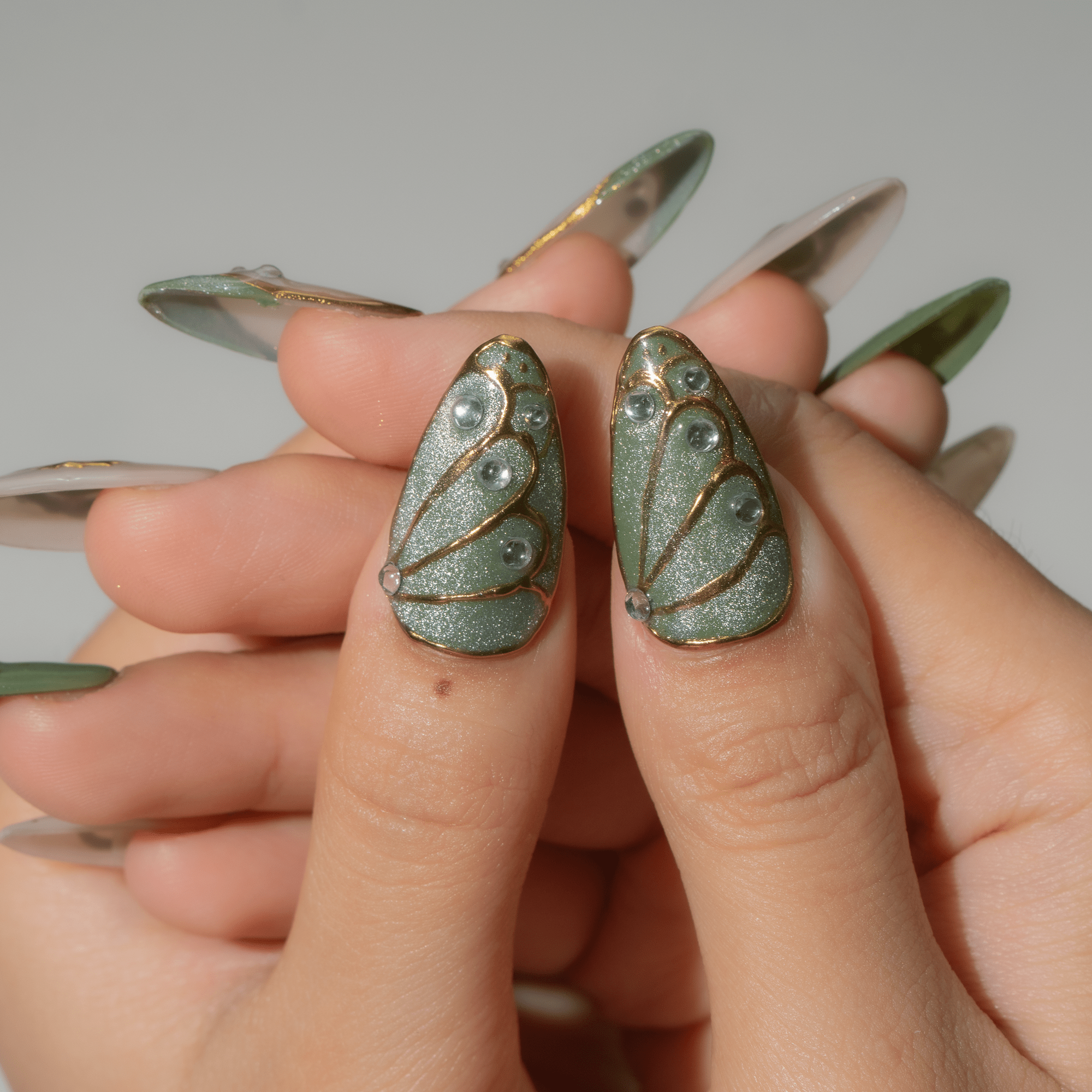 Mystic Green almond press-on nails – design close-up by Handora