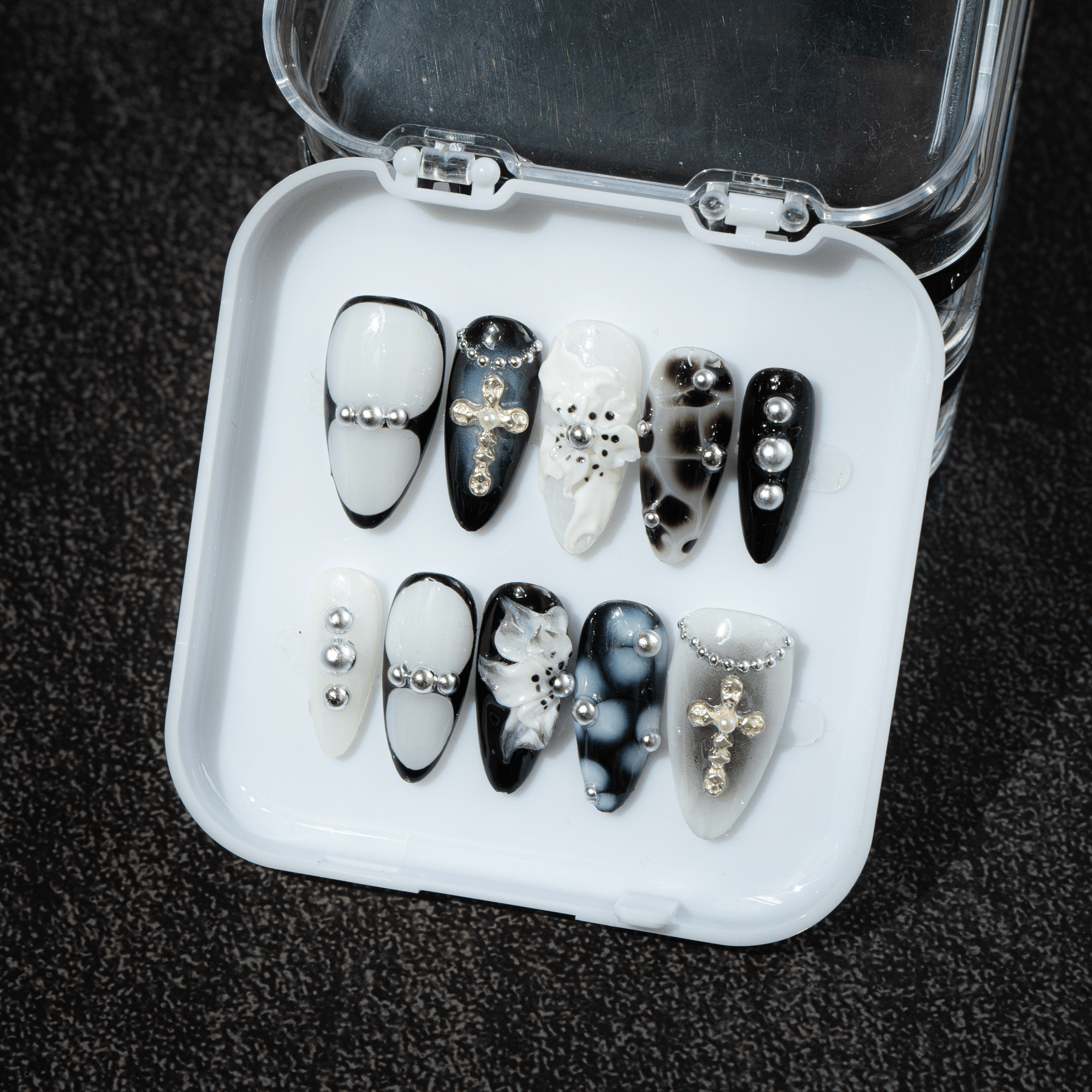 Noir Divine press-on nails – hand-painted reusable gel set by Handora