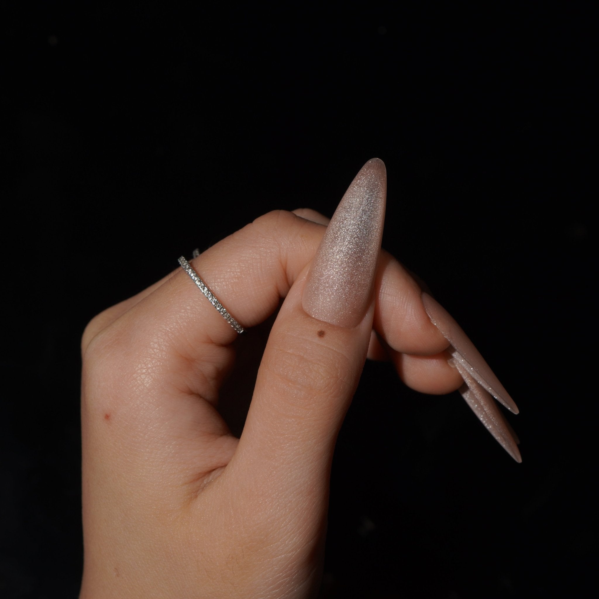 Nudeveil press-on nails – design close-up by Handora