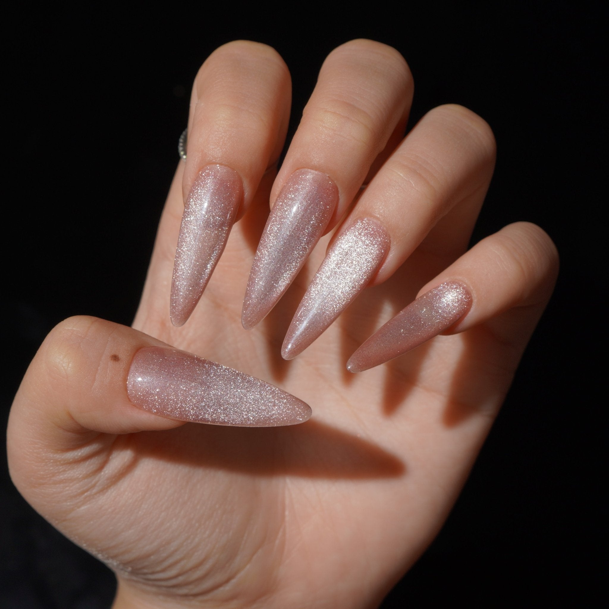 Roséglow cat eye nail design – handmade press-on nails by Handora
