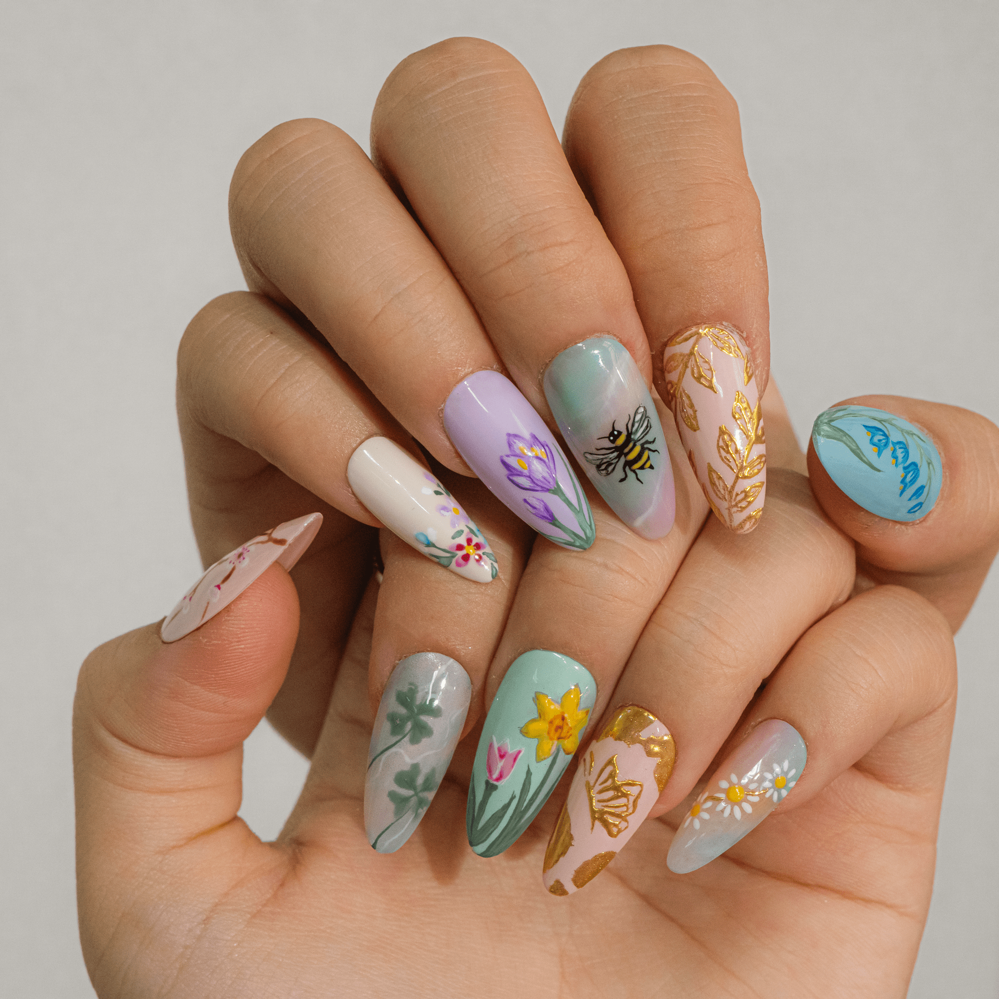 Rustic Spring press-on nails – design close-up by Handora