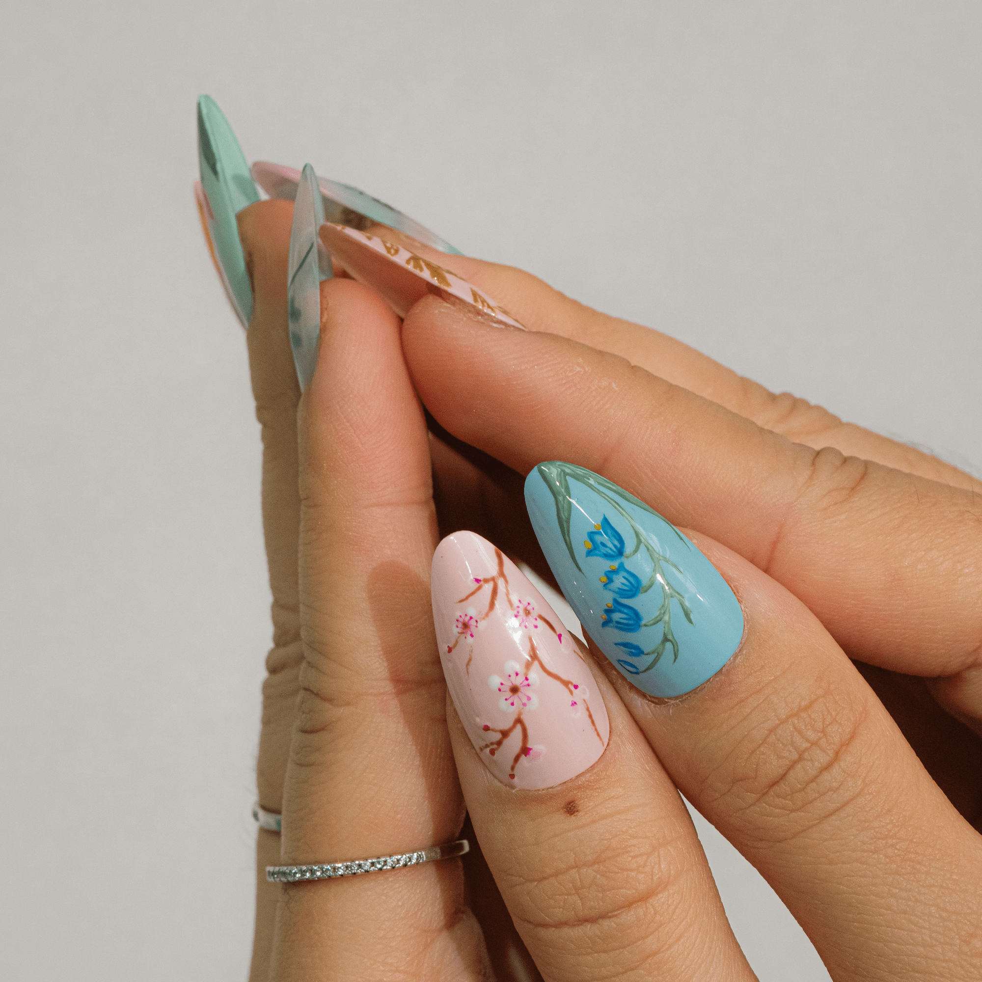 Rustic Spring floral nail design – handmade press-on nails by Handora