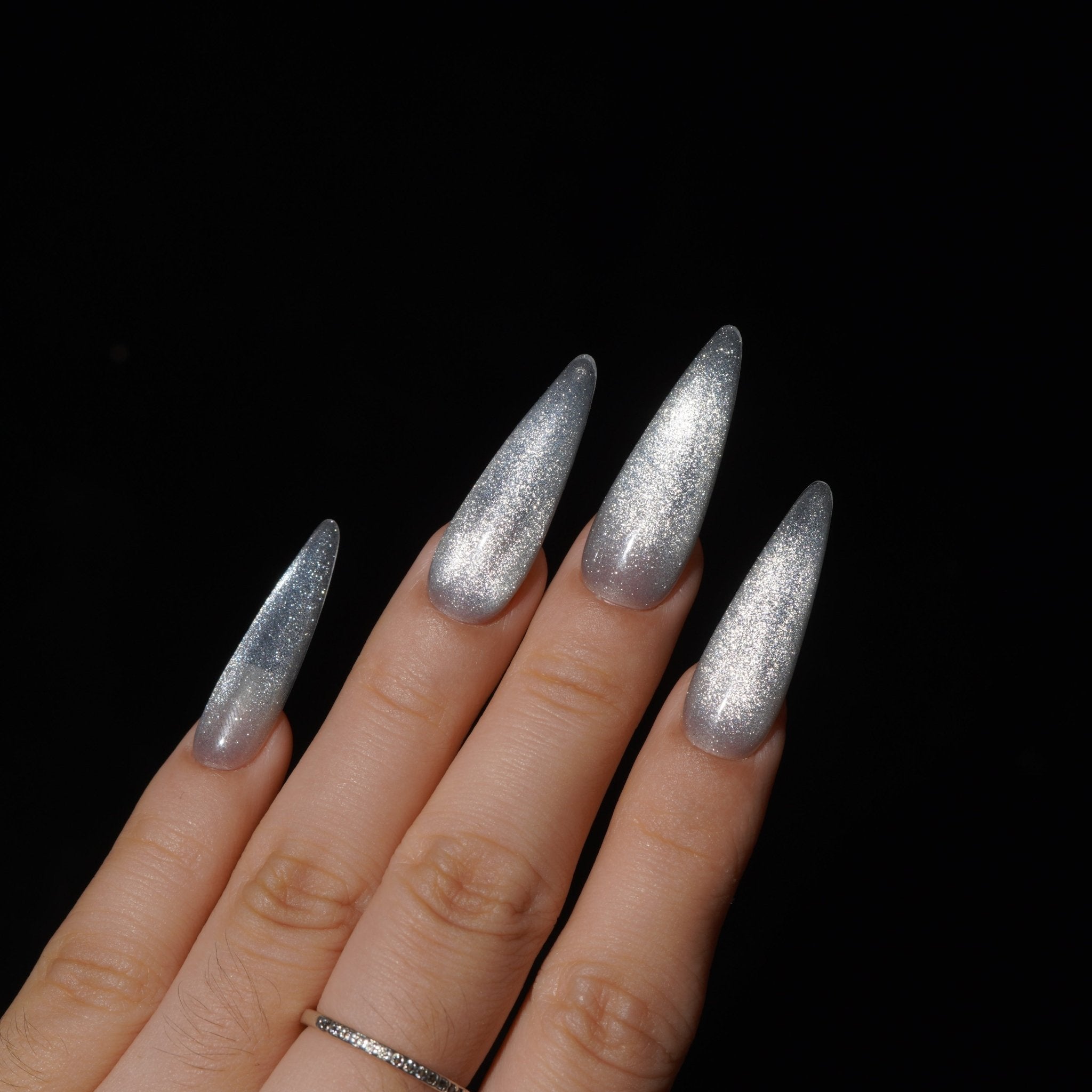 Silverglow press-on nails – hand-painted reusable gel set by Handora