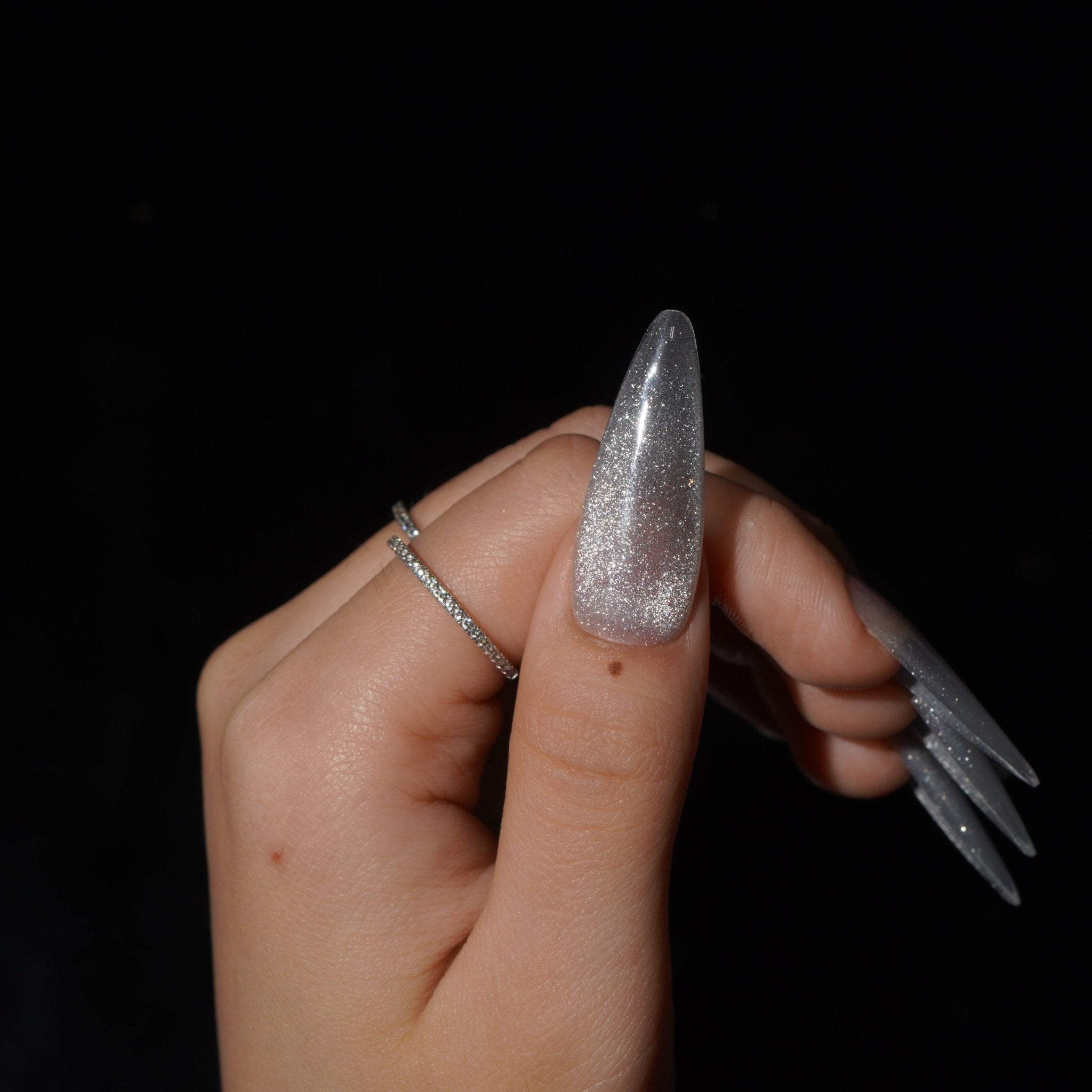 Silverglow press-on nails – design close-up by Handora