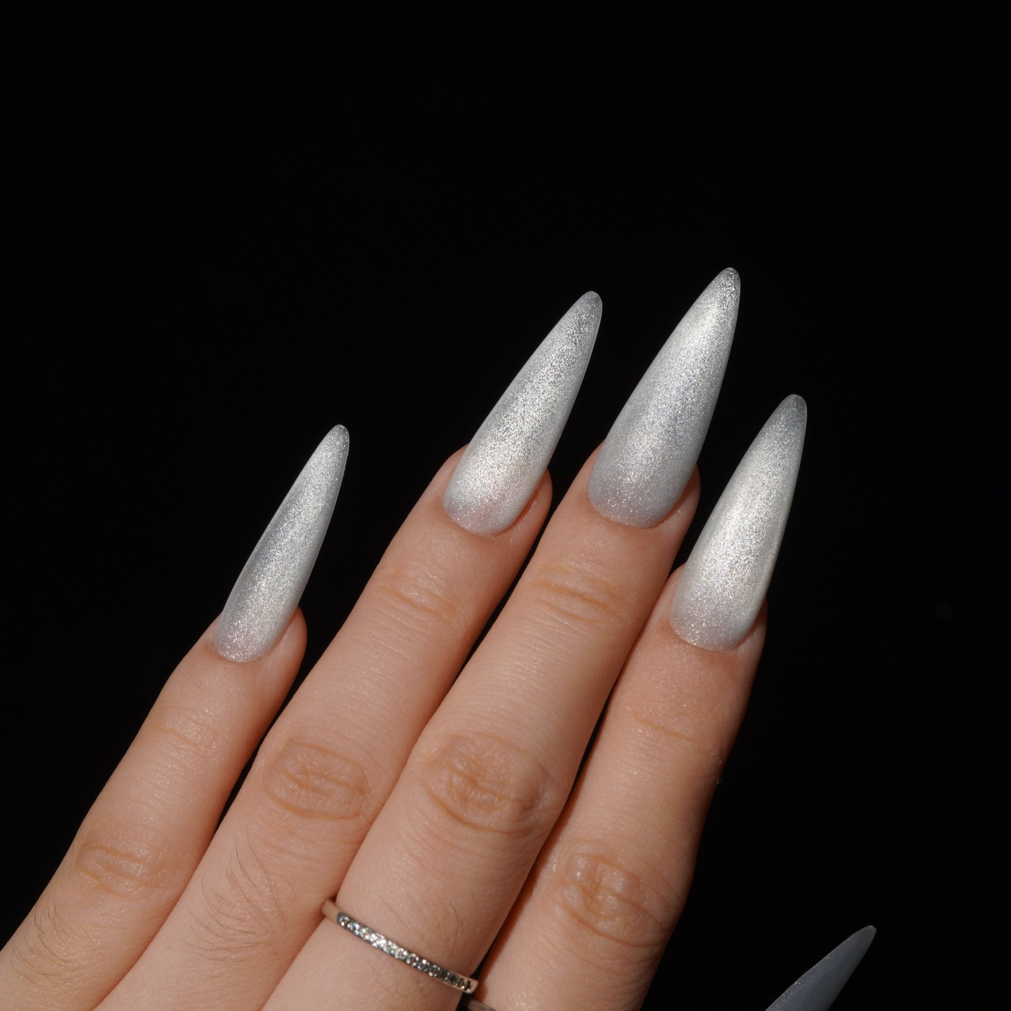 Silverveil press-on nails – hand-painted reusable gel set by Handora