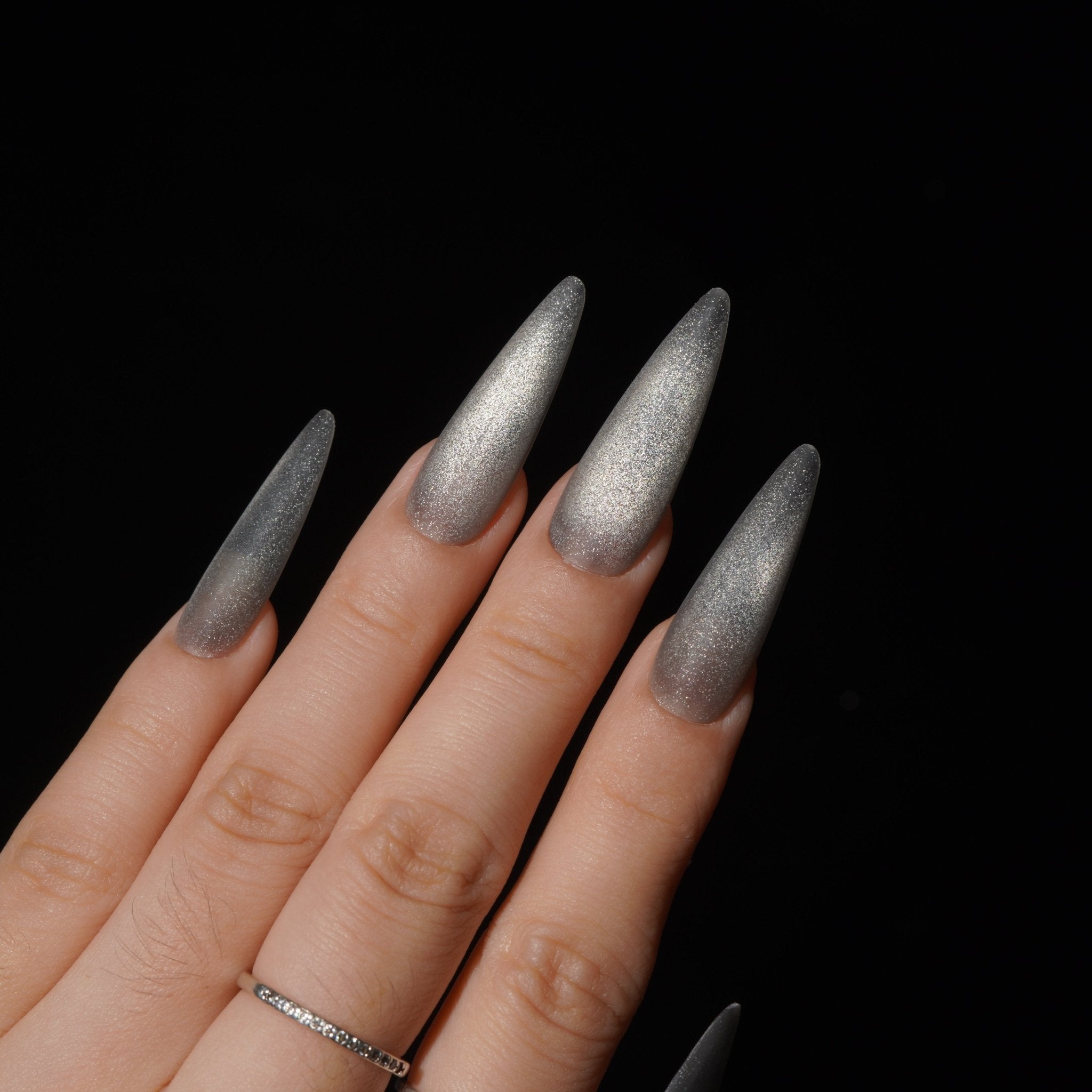 Smokeveil press-on nails – hand-painted reusable gel set by Handora