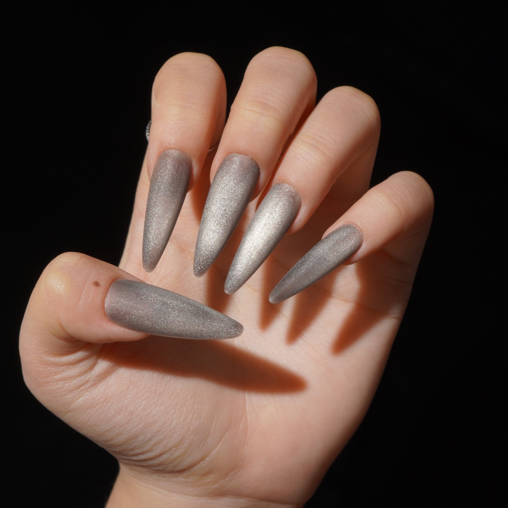 Smokeveil nail design – handmade press-on nails by Handora
