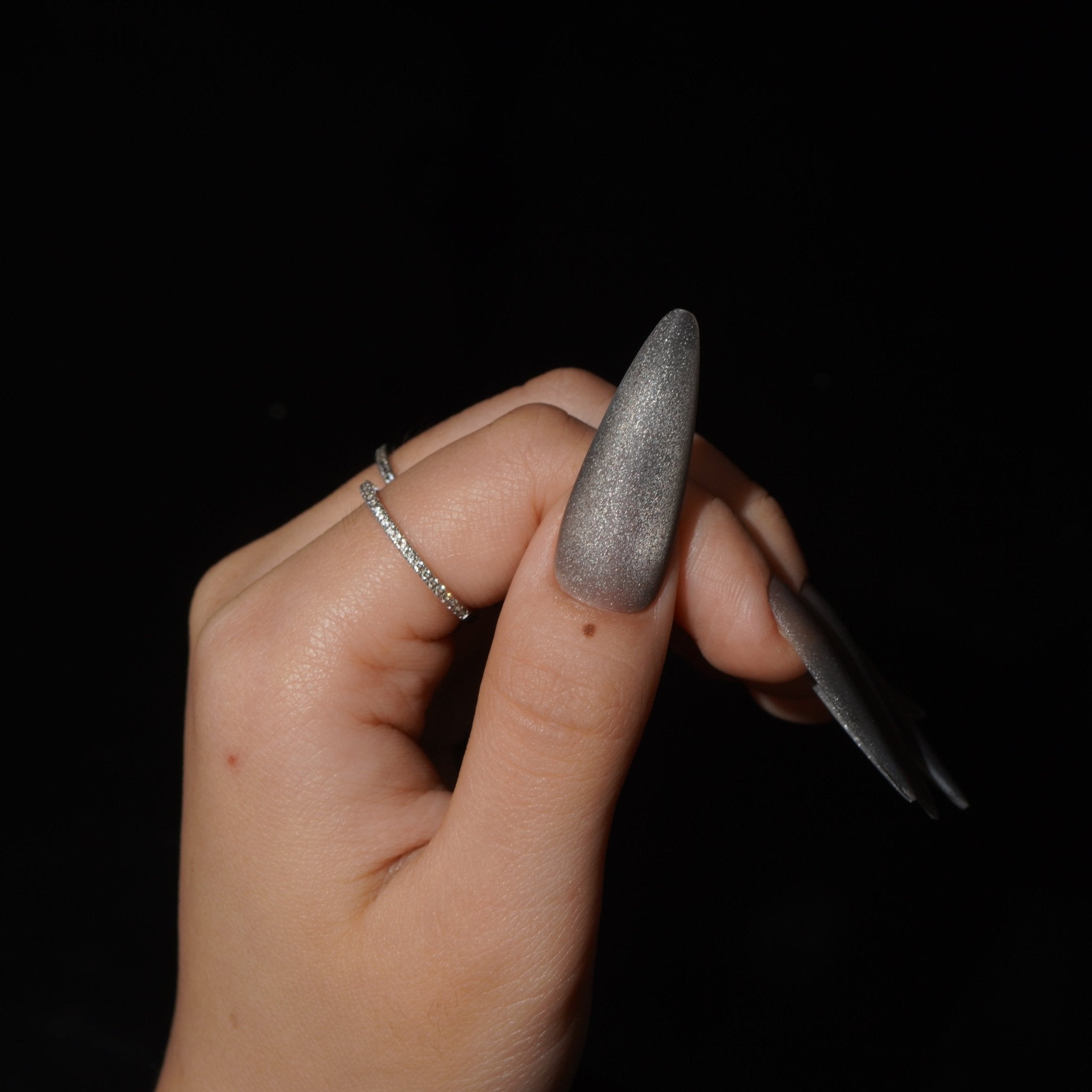 Smokeveil almond press-on nails – design close-up by Handora
