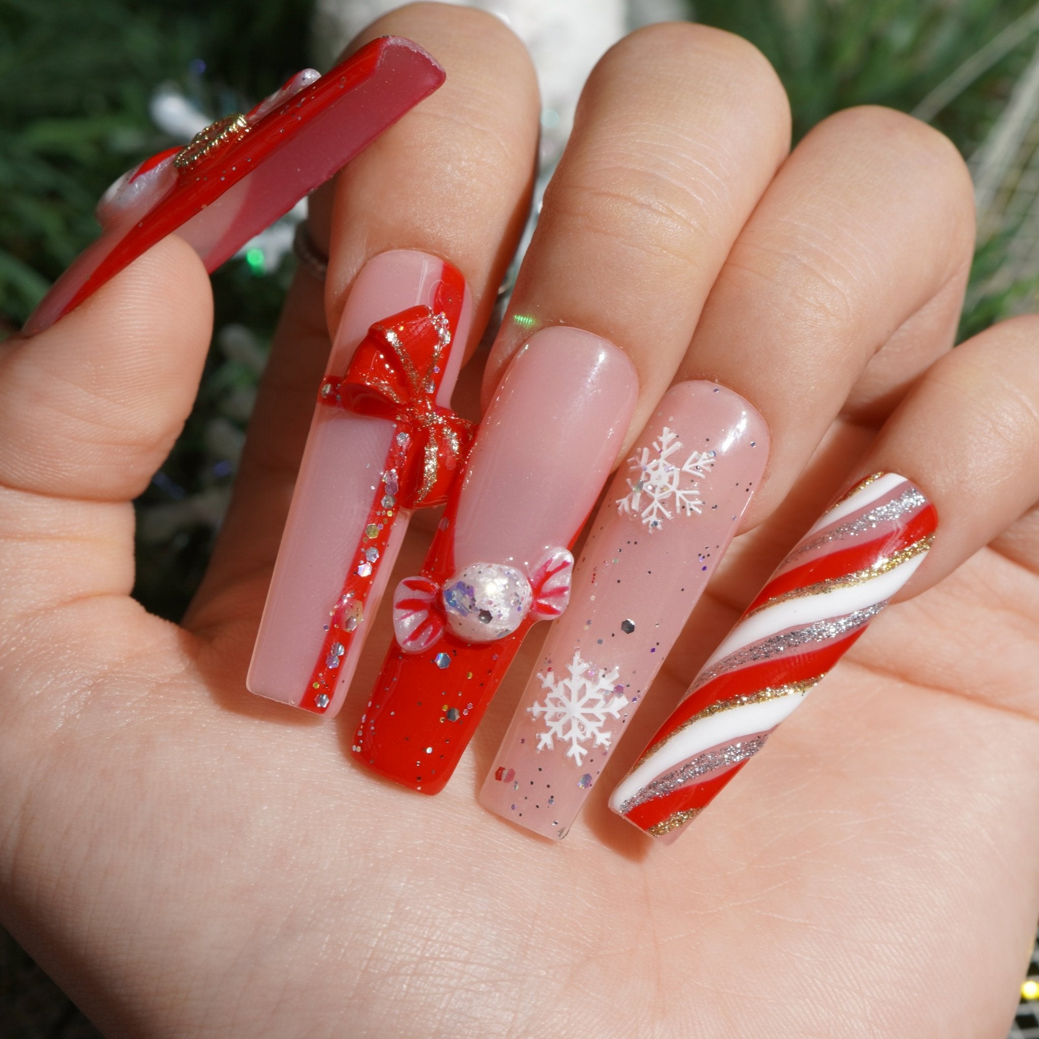 Sweet Noel nail design – handmade press-on nails by Handora