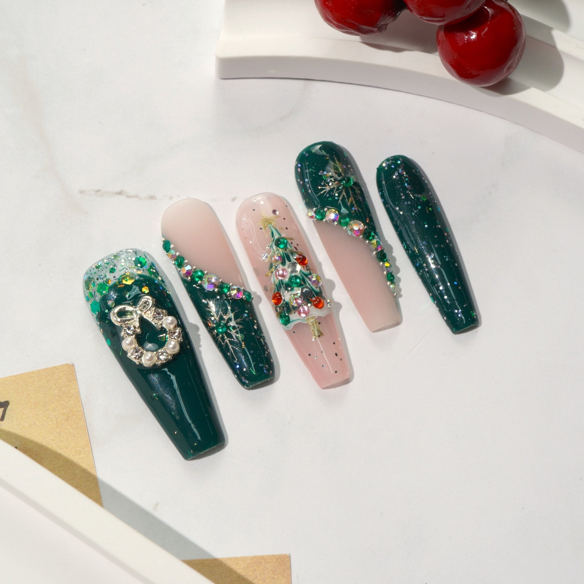 Twinkle Tree christmas nail design – handmade press-on nails by Handora